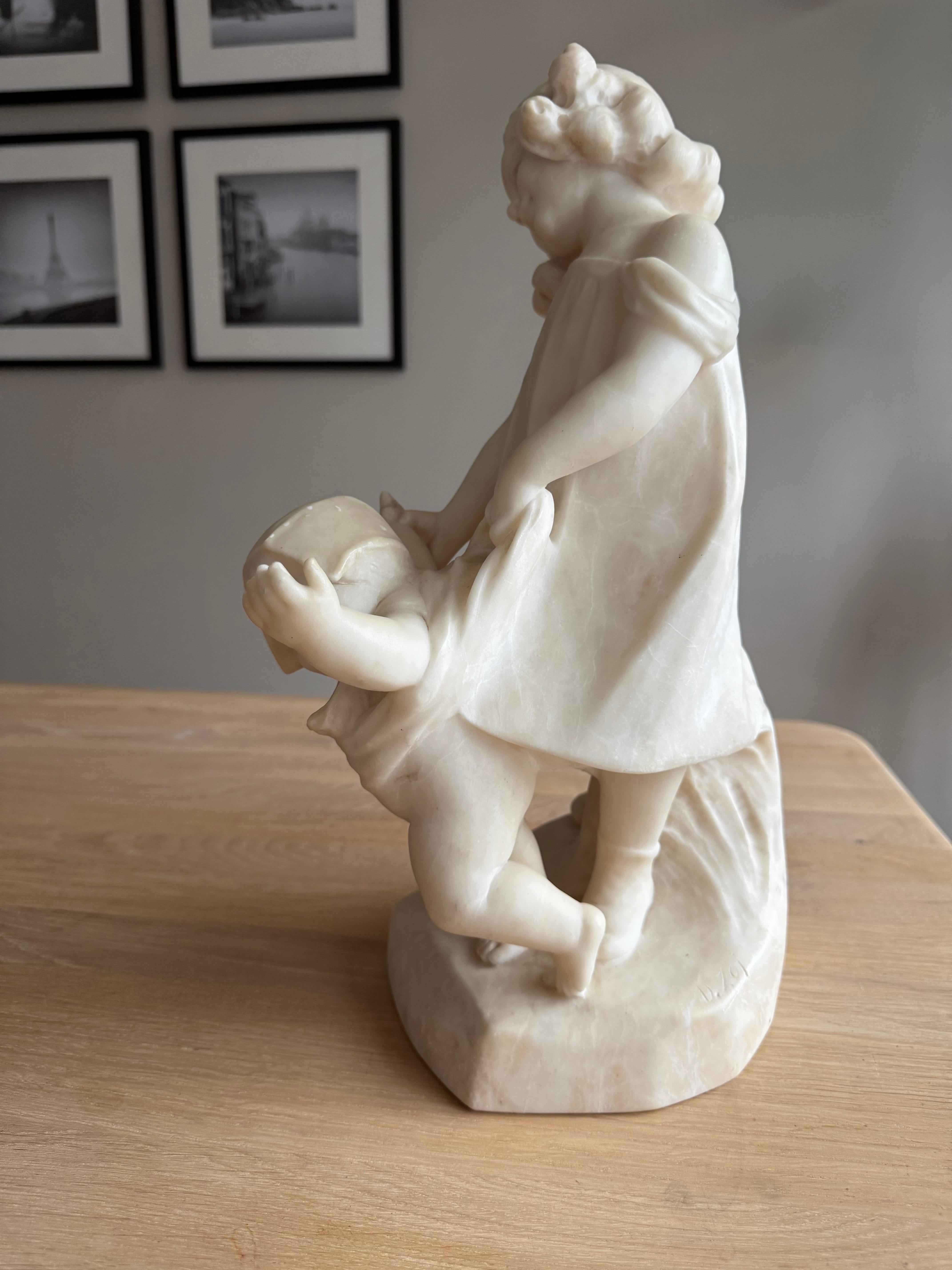 Rara scultura in alabastro di due bambini firmata da Dante Zoi, Italia, circa 1920 In condizioni buone in vendita a Lisse, NL