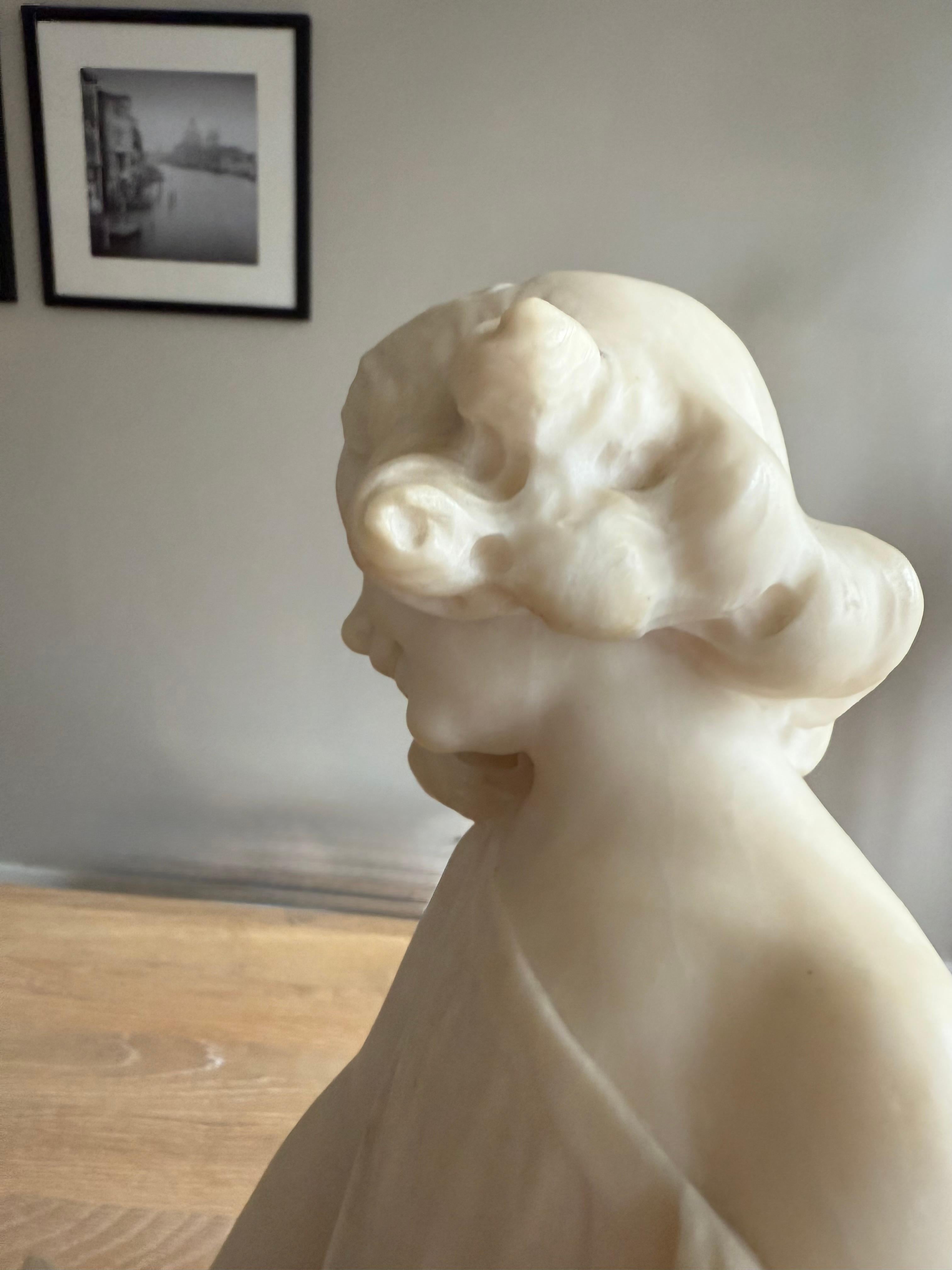 XX secolo Rara scultura in alabastro di due bambini firmata da Dante Zoi, Italia, circa 1920 in vendita