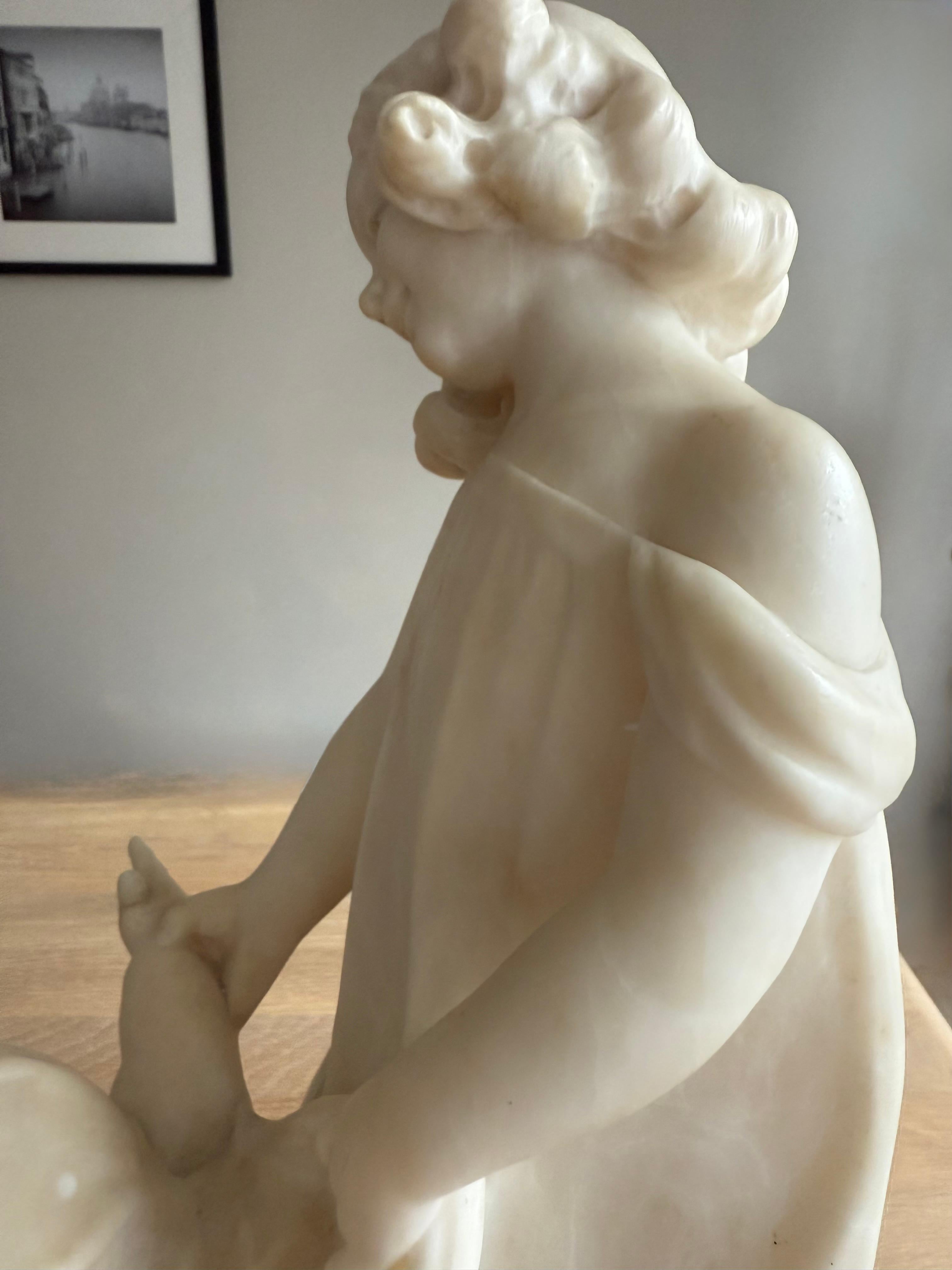 Rara scultura in alabastro di due bambini firmata da Dante Zoi, Italia, circa 1920 in vendita 1
