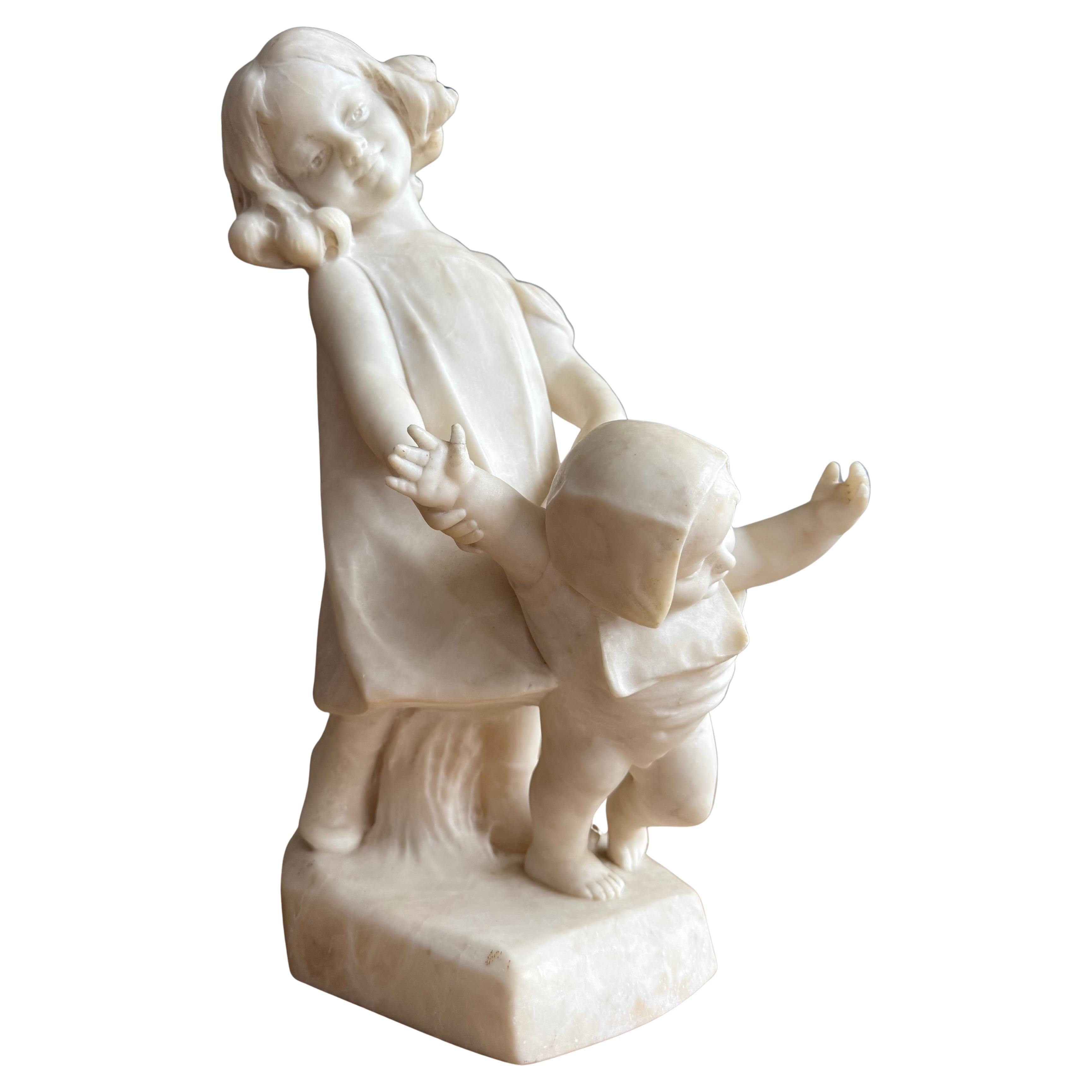 Rara scultura in alabastro di due bambini firmata da Dante Zoi, Italia, circa 1920 in vendita