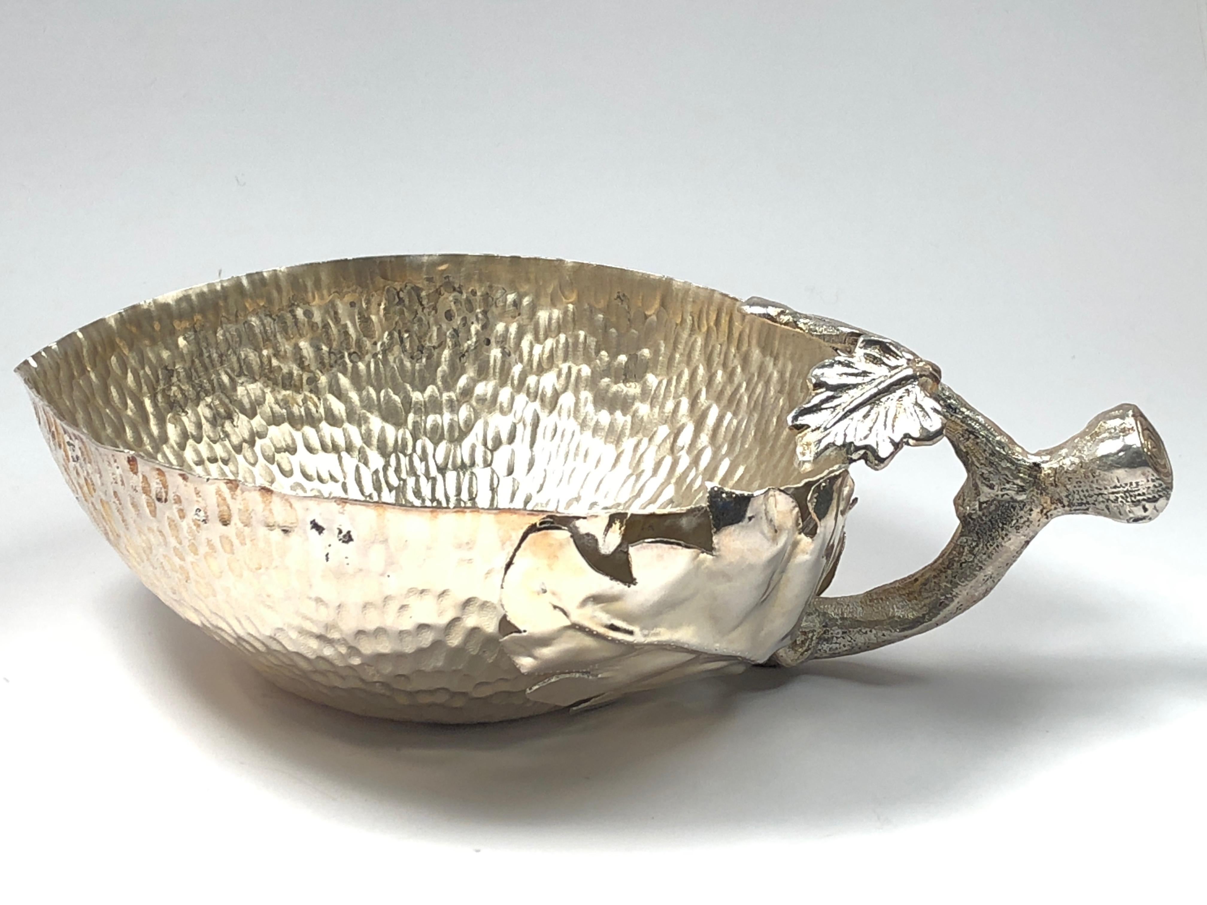 Fig leafs bowl sculpture signed by Gabriella Crespi. 

Silver plated brass. 1970s, made in Italy. 

This piece is in near excellent condition with some signs of ageing but no structural damage.

An amazing and seldom piece.
 