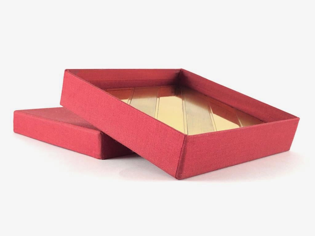 Rare signed Gabriella Crespi gold brass cigarette, pill box for a stylish desk.

1970s, made in Italy. 

This piece is new, unused, in excellent, nearly new condition. 

Comes with its original red fabric lined carton box.

An amazing and