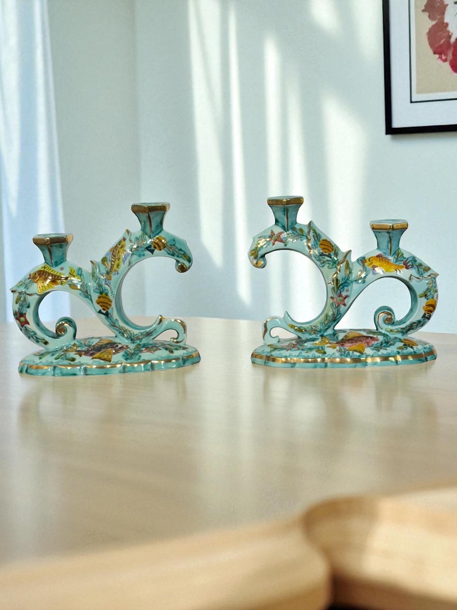 Ein bezauberndes Paar signierter Majolika-Doppelkerzenhalter aus Monaco, exquisit handgefertigt und handbemalt, die die leuchtende Schönheit des Mittelmeers feiern. Das skulpturale Design erinnert an den Kamm einer Welle, wobei jede Locke nahtlos in