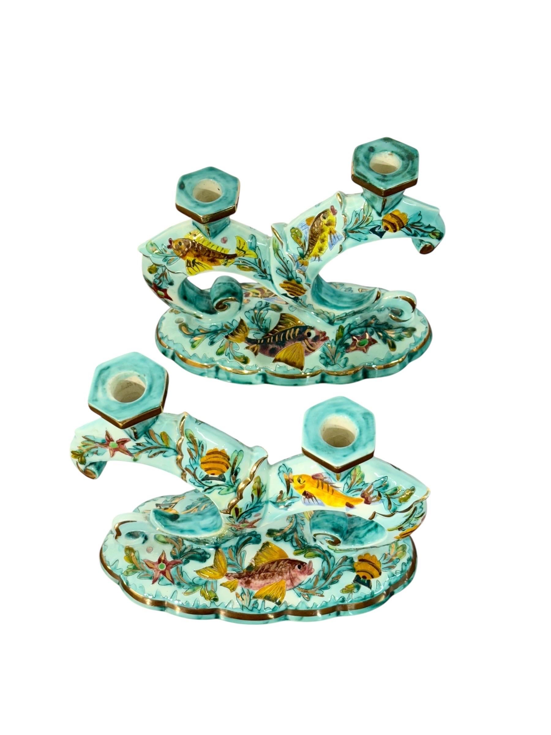 Seltene signierte Monaco Majolika Doppel-Kerzenhalter mit Marinedekor (Französisch) im Angebot