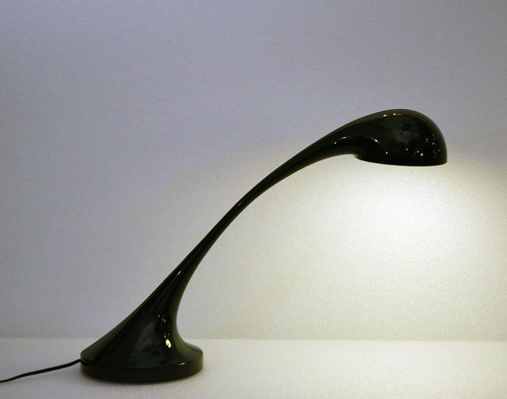 Rarissima lampada da tavolo Silfio produzione Nucleo Sormani design Roberto Lera anni '70.
Guscio in abs nero, interno del diffusore in metallo, impianto elettrico originale.
In ottime condizioni.