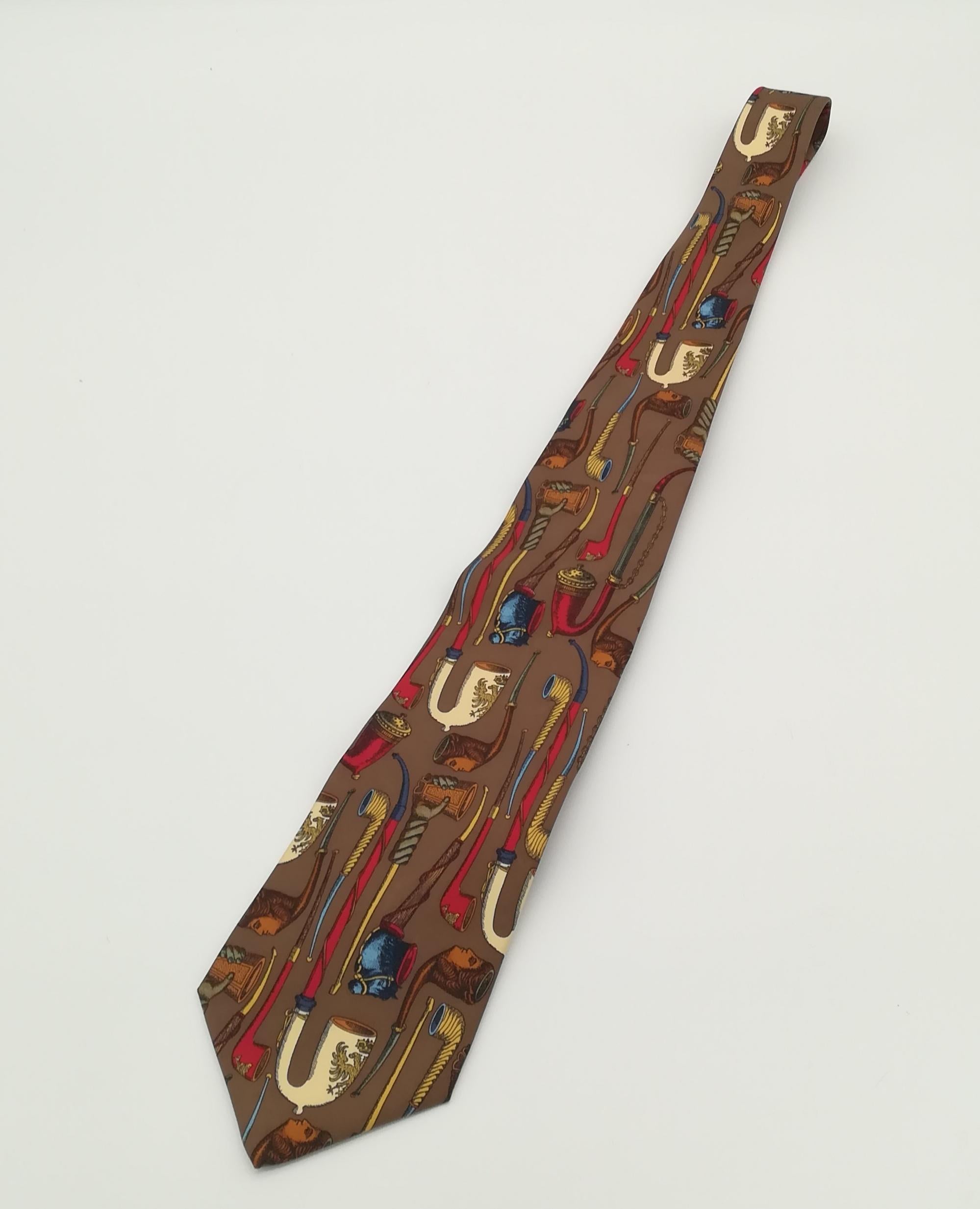 Diese Krawatte, die in den 1970er Jahren von dem bekannten italienischen Künstler Piero Fornasetti entworfen wurde und derzeit nicht mehr hergestellt wird, zeigt ein originelles und stilvolles Pfeifenmuster. Es ist hervorragend erhalten, präsentiert