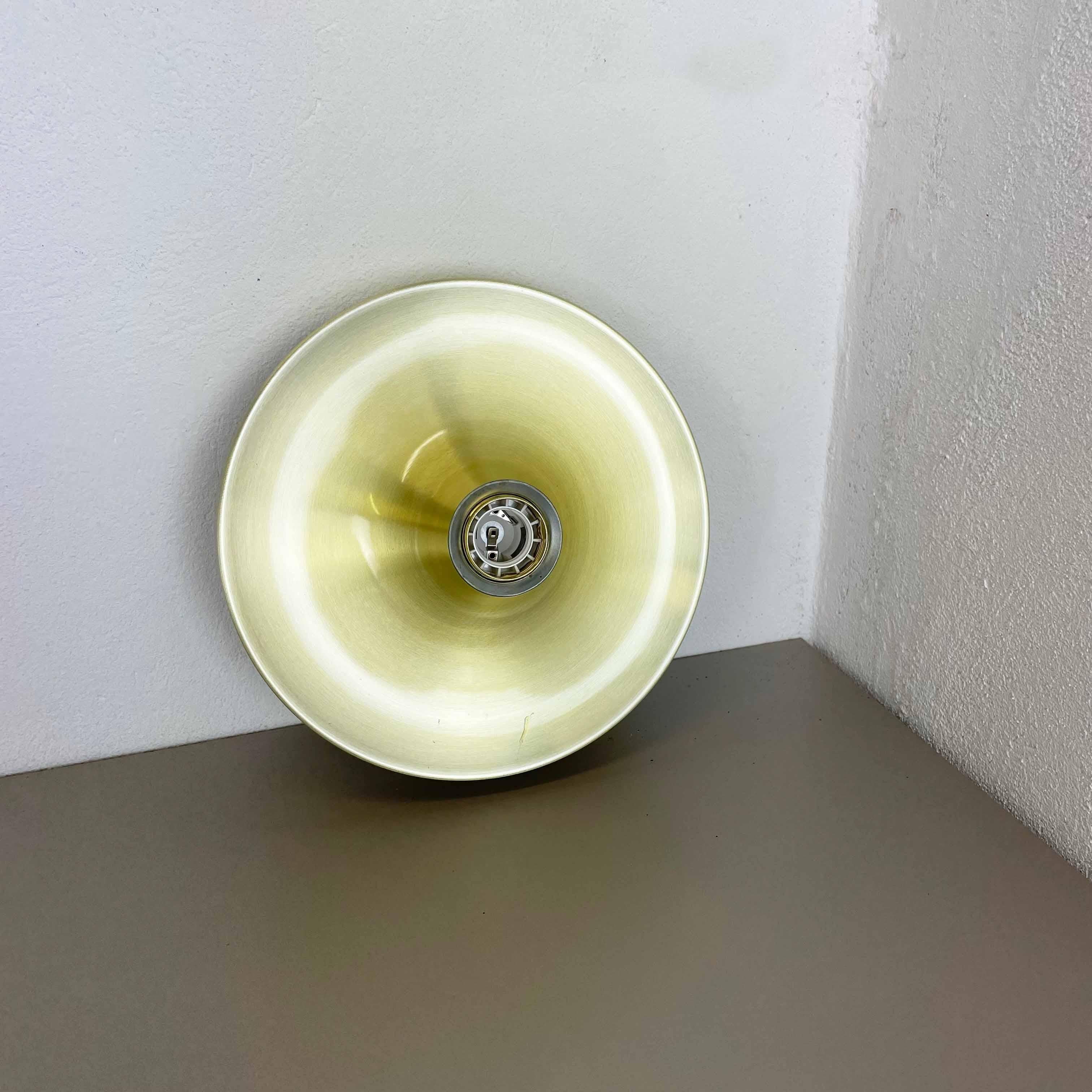 Article:

wall light sconces



Origin:

Germany


Producer:

HONSEL Lights, Germany 


Age:

1970s


original 1970s modernist German wall light made of solid metal aluminum. This item was produced by HONSEL Lights in the 1960s
