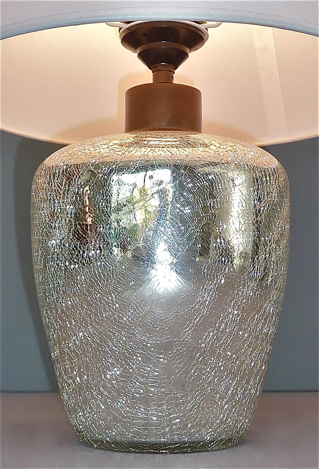 Émaillé Rare lampe de bureau Art Déco argentée en verre craquelé et tissu blanc Modernisme France 1930 en vente