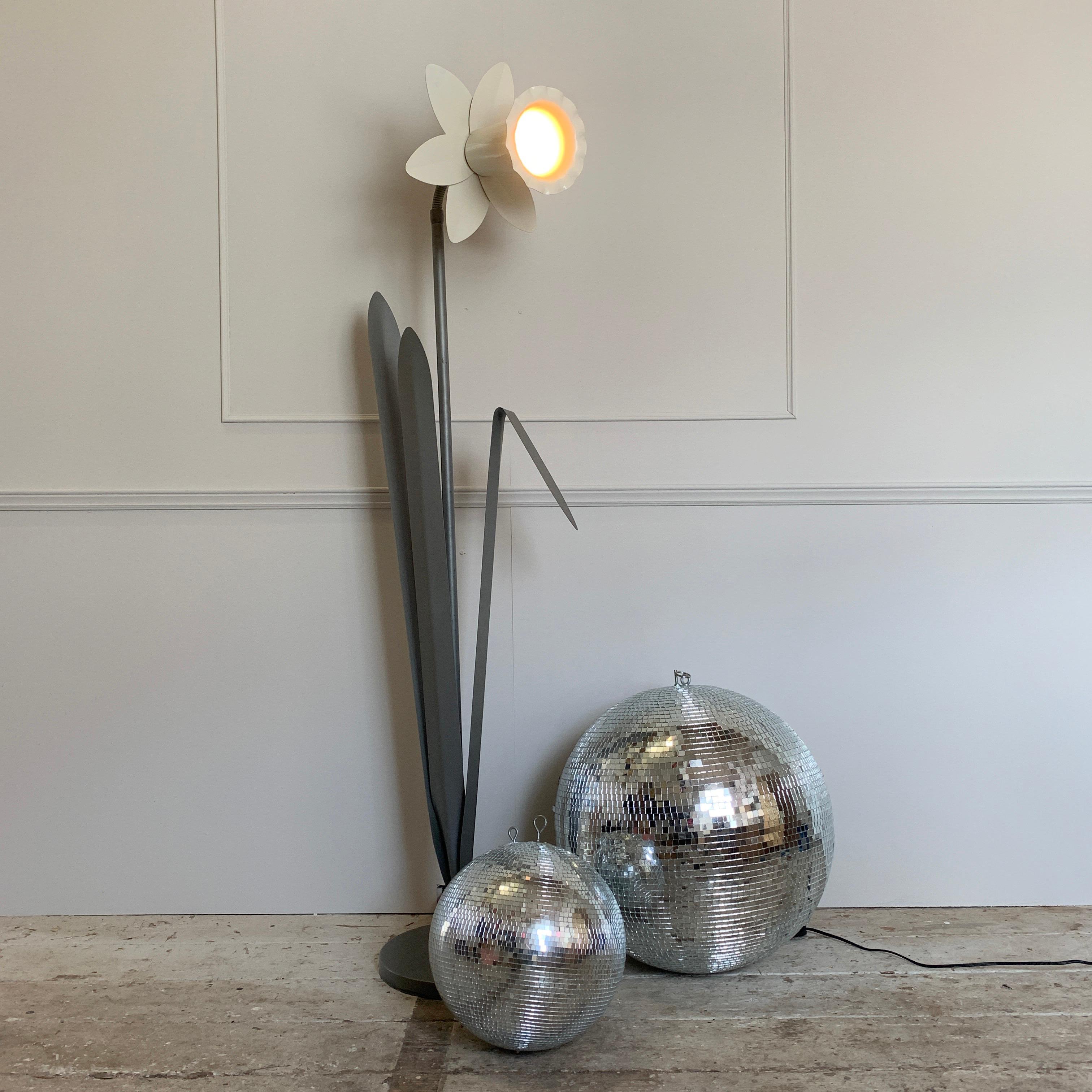 Pop art style rare silver and white bliss daffodil floor lamp
Bliss UK, 1980s
This daffodil bliss floor lamp is in the rare silver with white combination
The tall angled stem carries the large white daffodil head on a gooseneck angled stem
Three