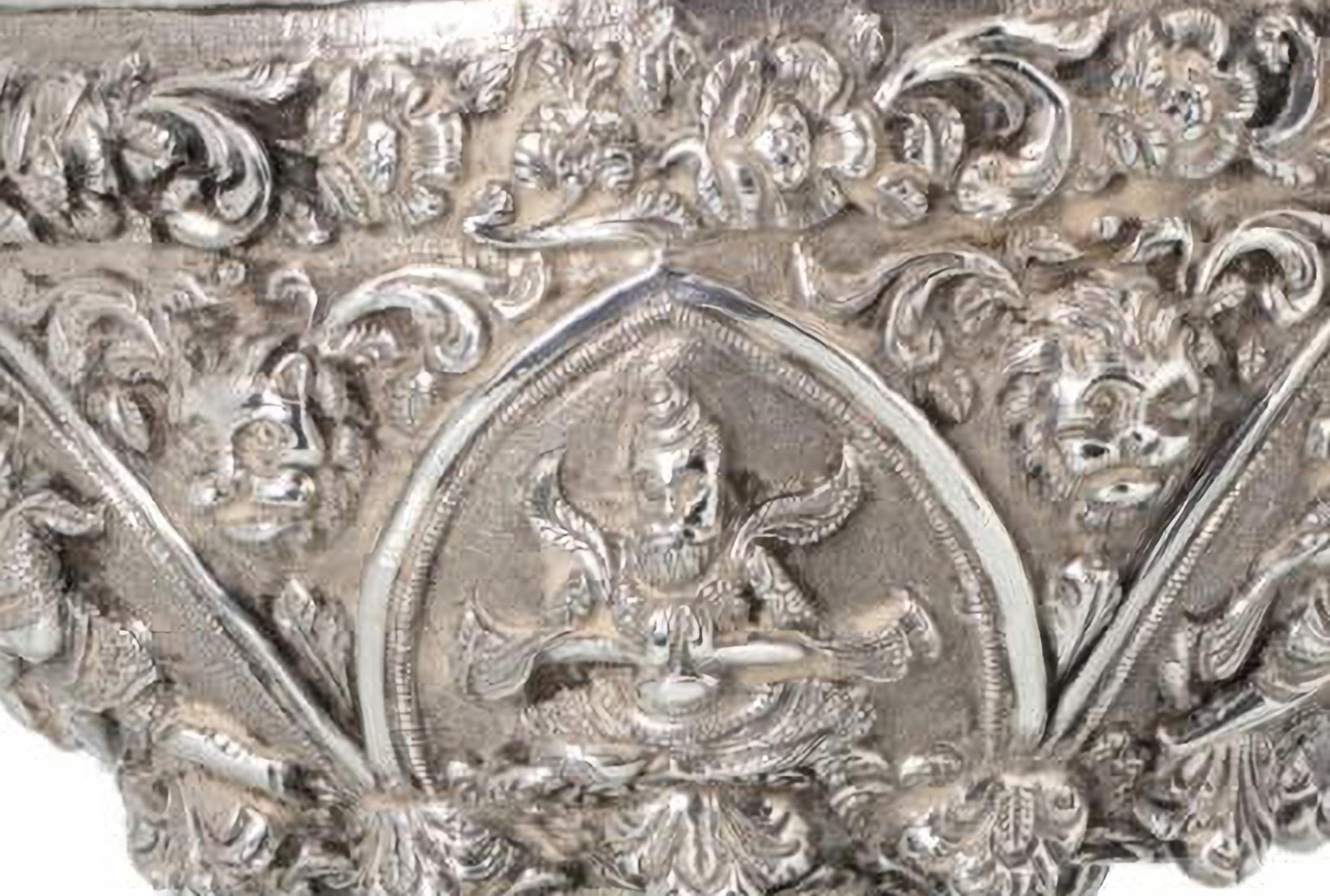 RARE SILVER BOWL
Middle East 19th Century
Ceremony Cup
Maybe Saudi Arabia ?
with oval base foot with lion shaft with flower knot with hollow ball joining to the base of the cup.
The glass is presented with reserves with oriental images, vegetal