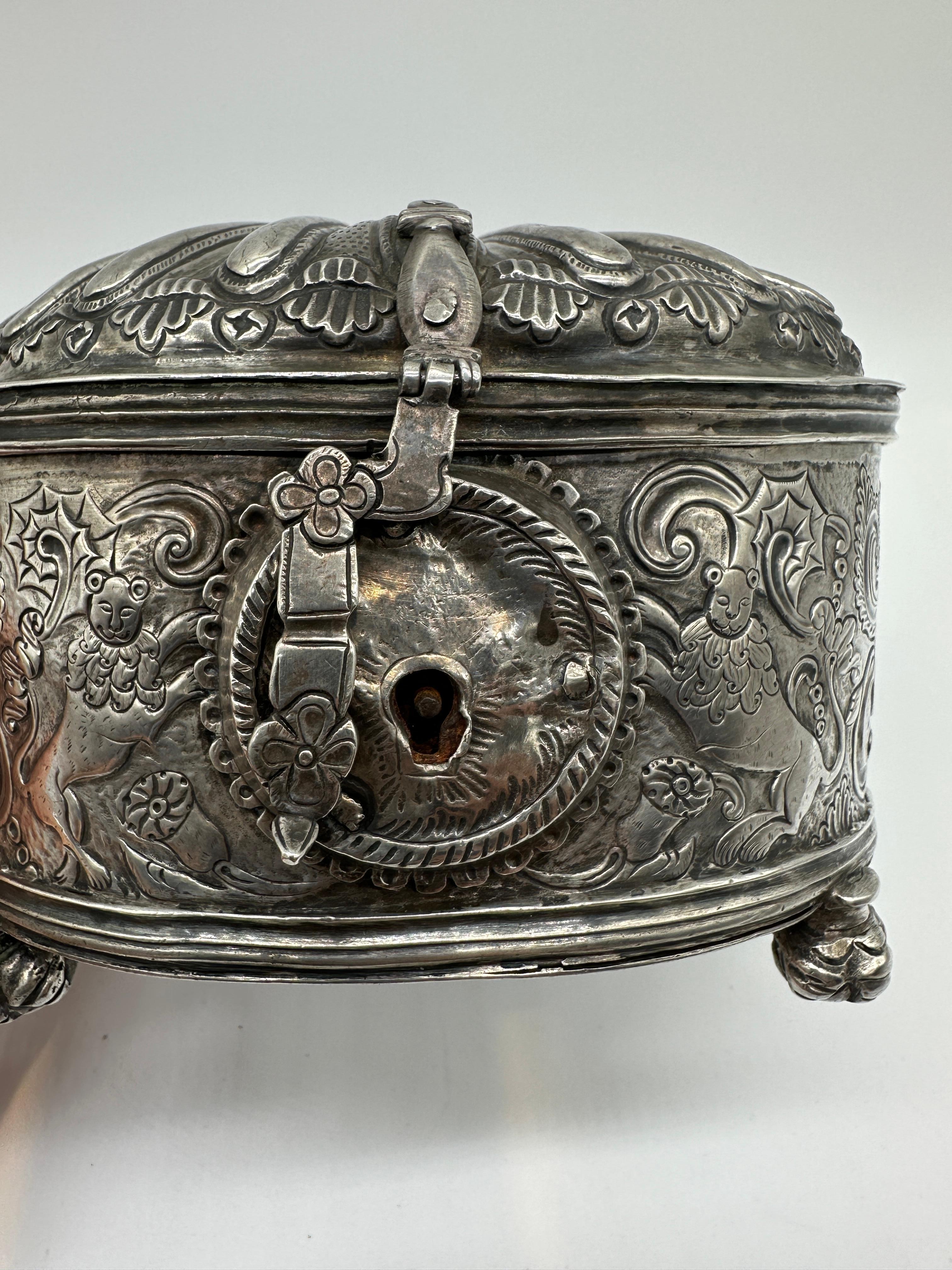 Rare boîte à herbes (Yerbera) en argent, Haut Pérou, Potosí, c. 1775-90 très repoussé en vente 4