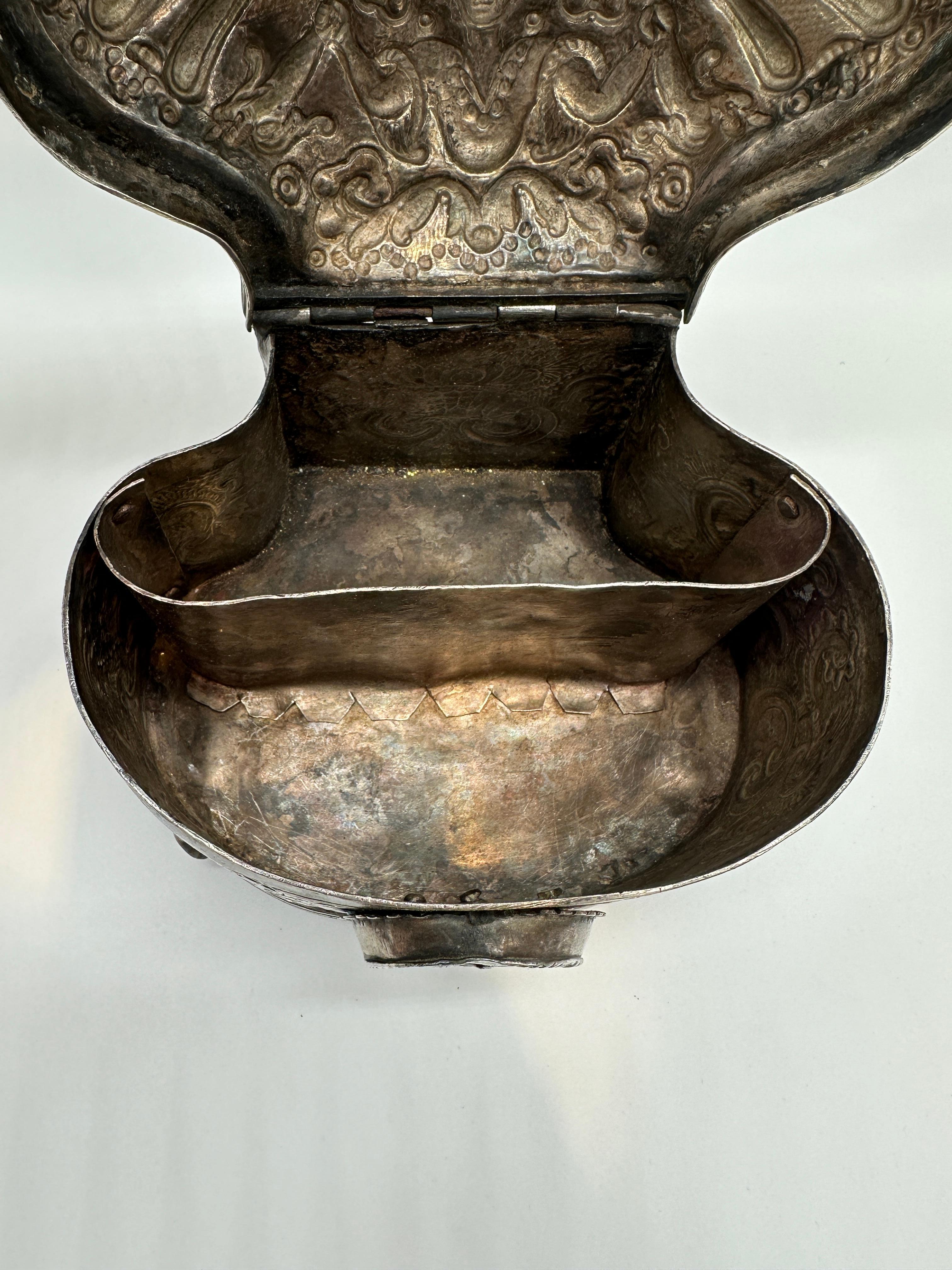 Rare boîte à herbes (Yerbera) en argent, Haut Pérou, Potosí, c. 1775-90 très repoussé en vente 5
