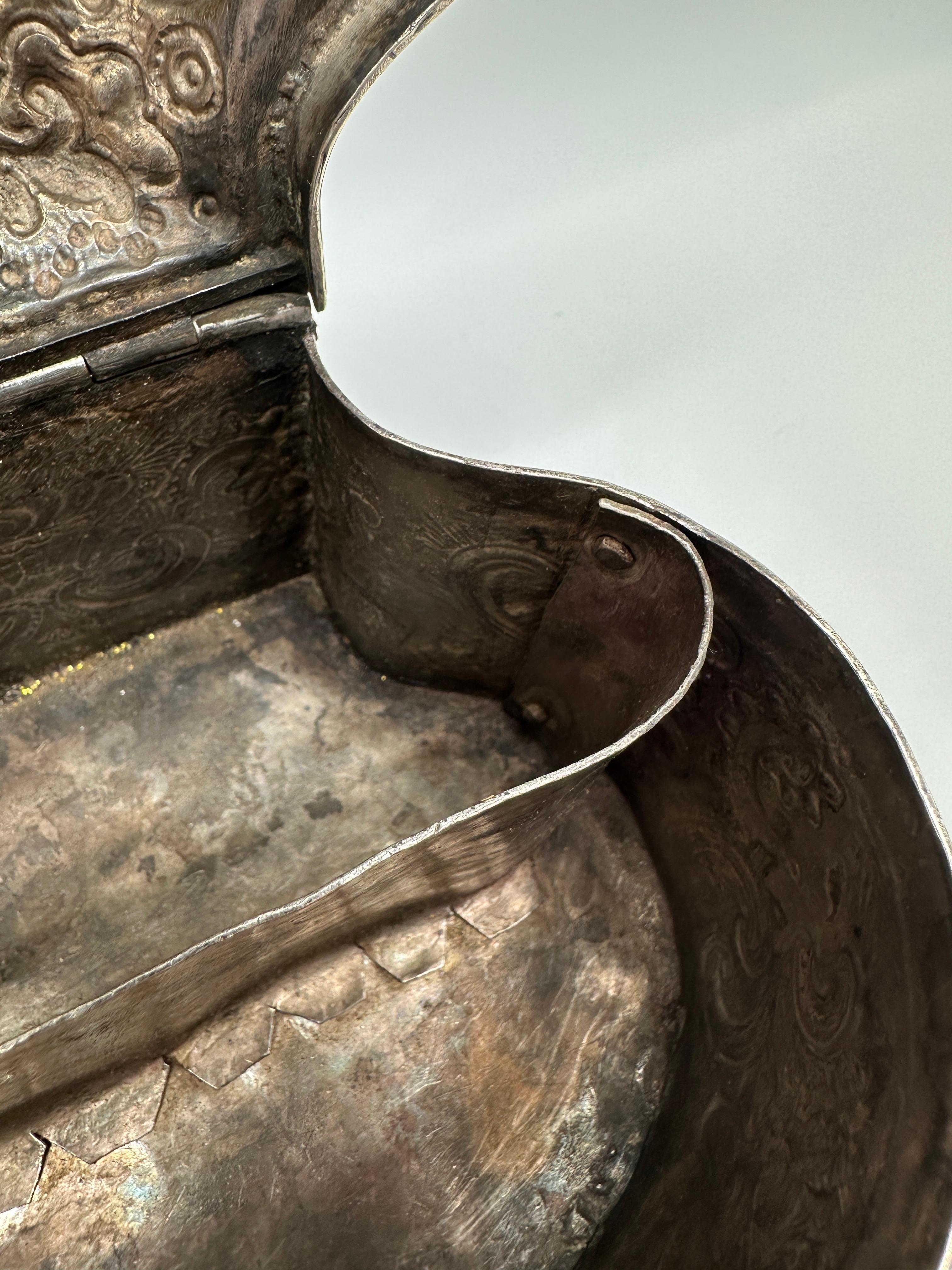 Rare boîte à herbes (Yerbera) en argent, Haut Pérou, Potosí, c. 1775-90 très repoussé en vente 6