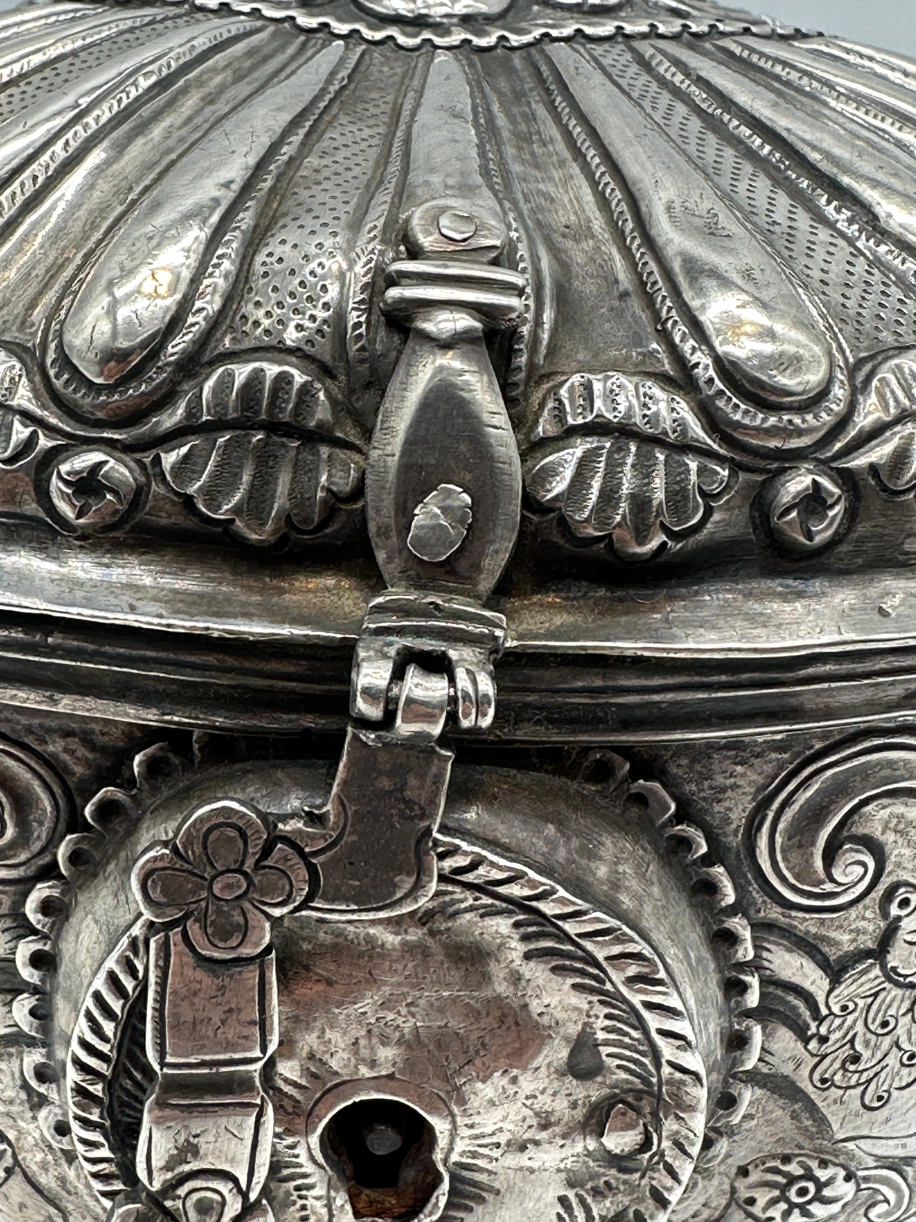 Rare boîte à herbes (Yerbera) en argent, Haut Pérou, Potosí, c. 1775-90 très repoussé en vente 9