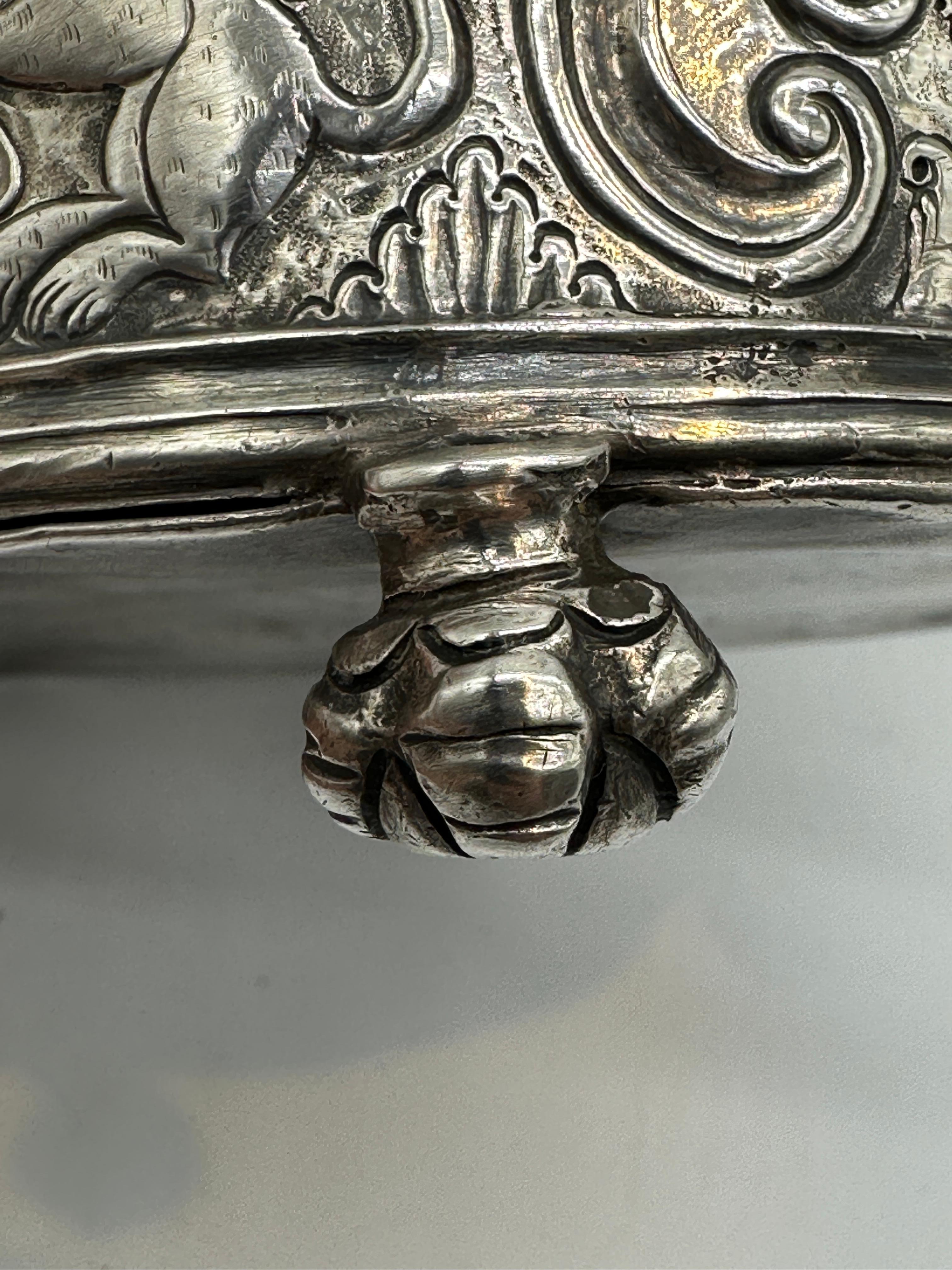Rare boîte à herbes (Yerbera) en argent, Haut Pérou, Potosí, c. 1775-90 très repoussé en vente 10