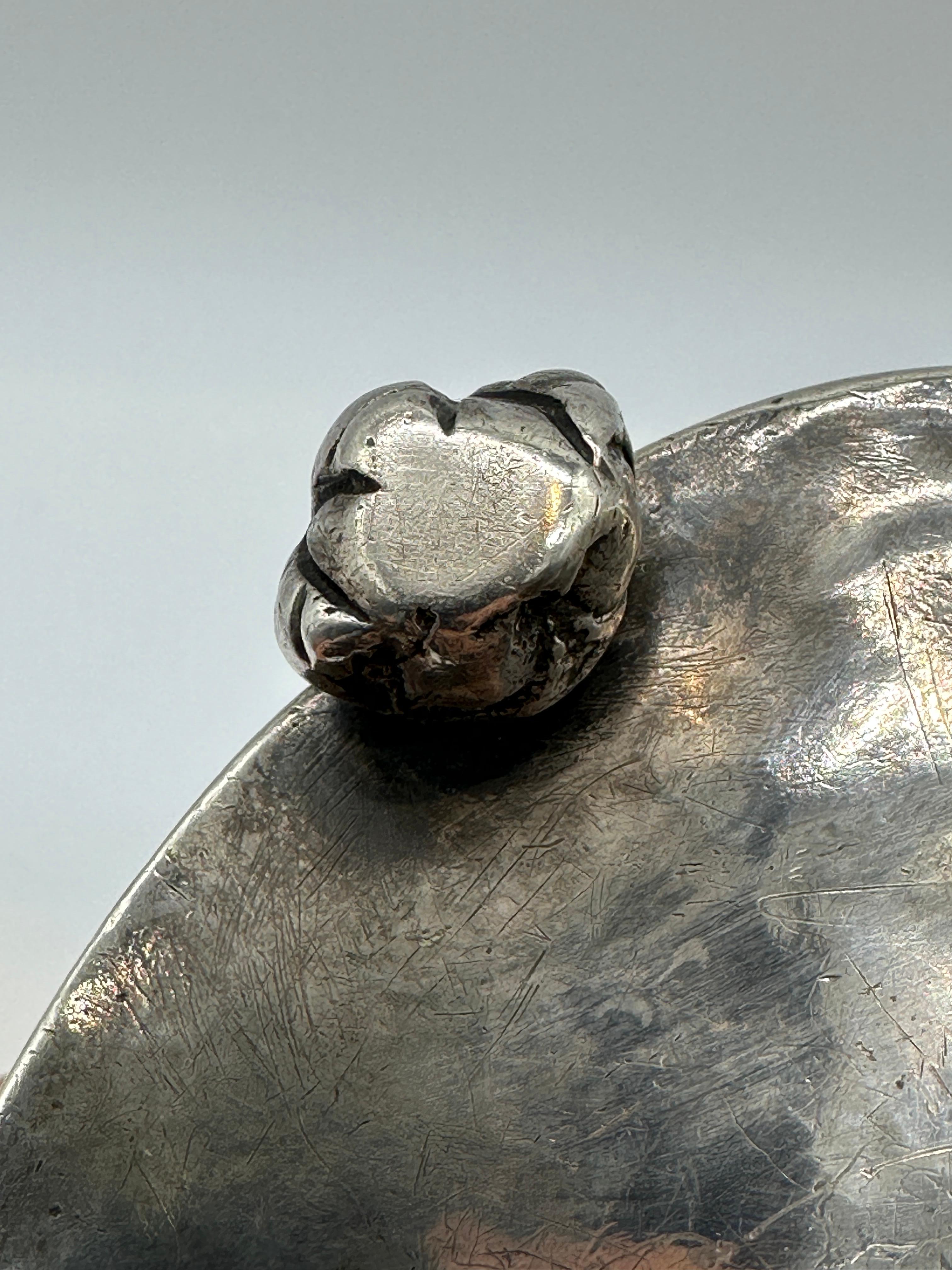 Rare boîte à herbes (Yerbera) en argent, Haut Pérou, Potosí, c. 1775-90 très repoussé en vente 11