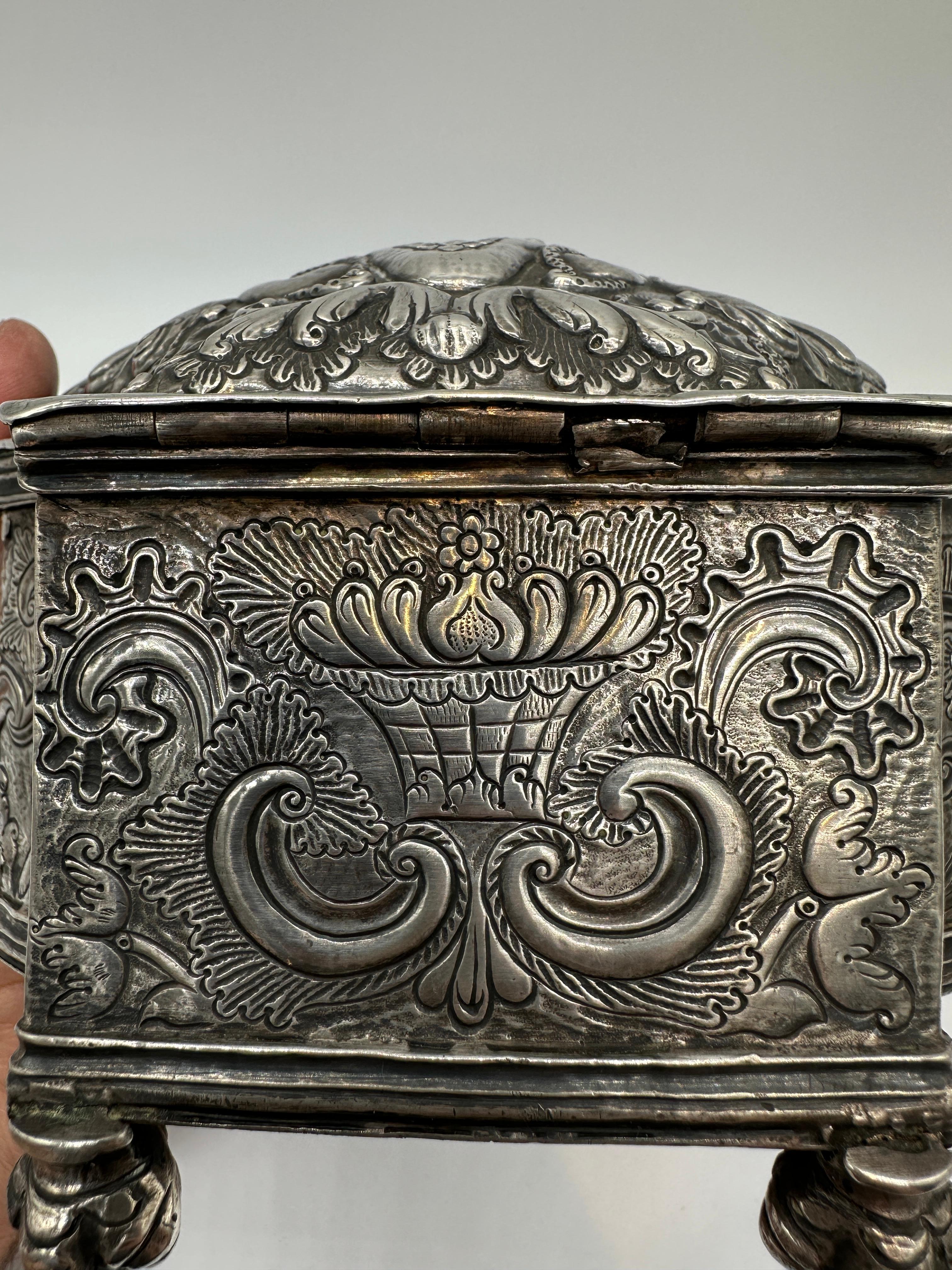 Rare boîte à herbes (Yerbera) en argent, Haut Pérou, Potosí, c. 1775-90 très repoussé en vente 12
