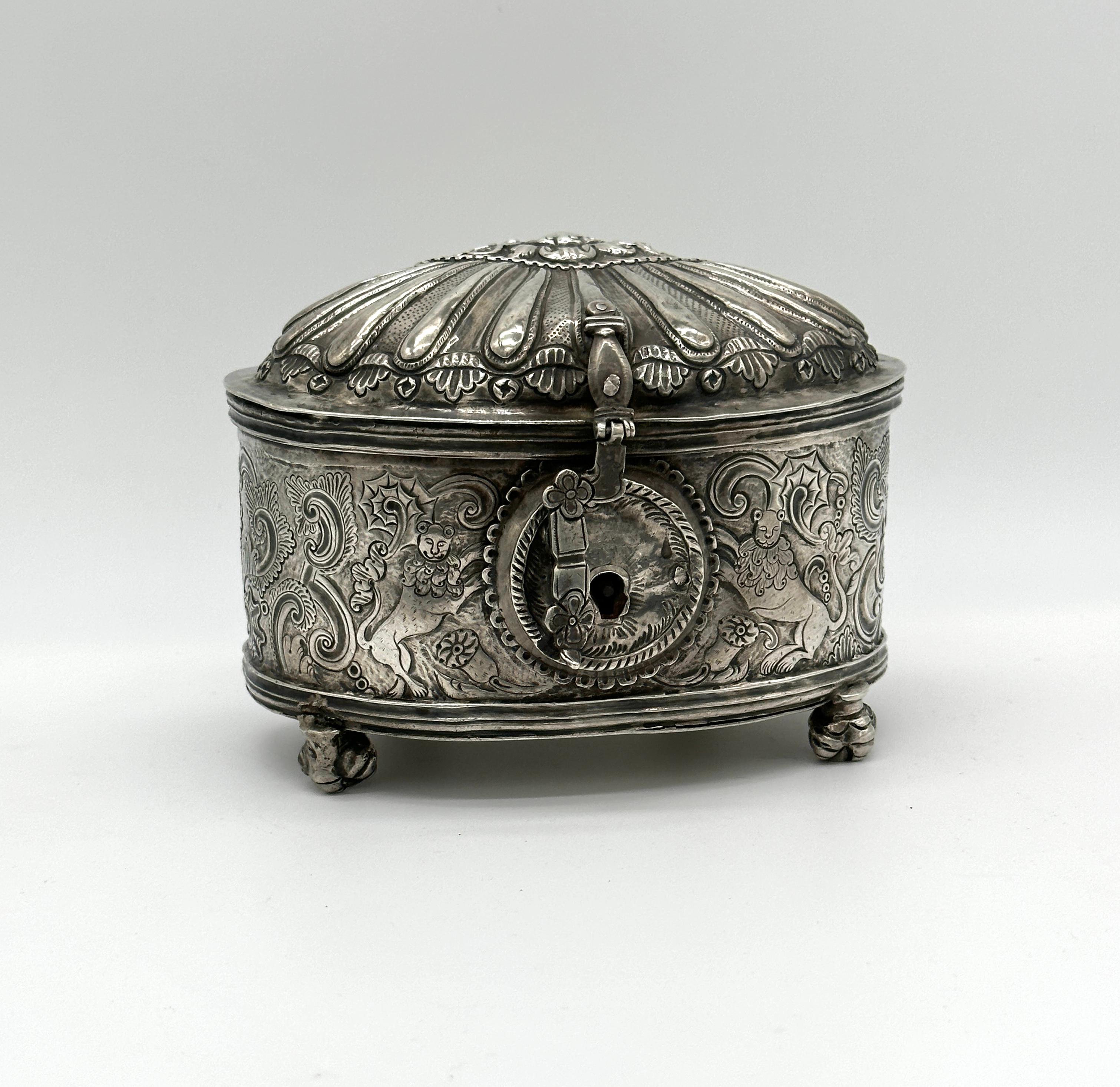 Boîte à herbes (Yerbera), Haut Pérou, peut-être Potosí, vers 1775-90, argent coulé, repoussé et ciselé, 
le design est très complexe, avec des lions, des chats et d'autres animaux, et une femme sur le couvercle, il est fait en forme de coquille avec