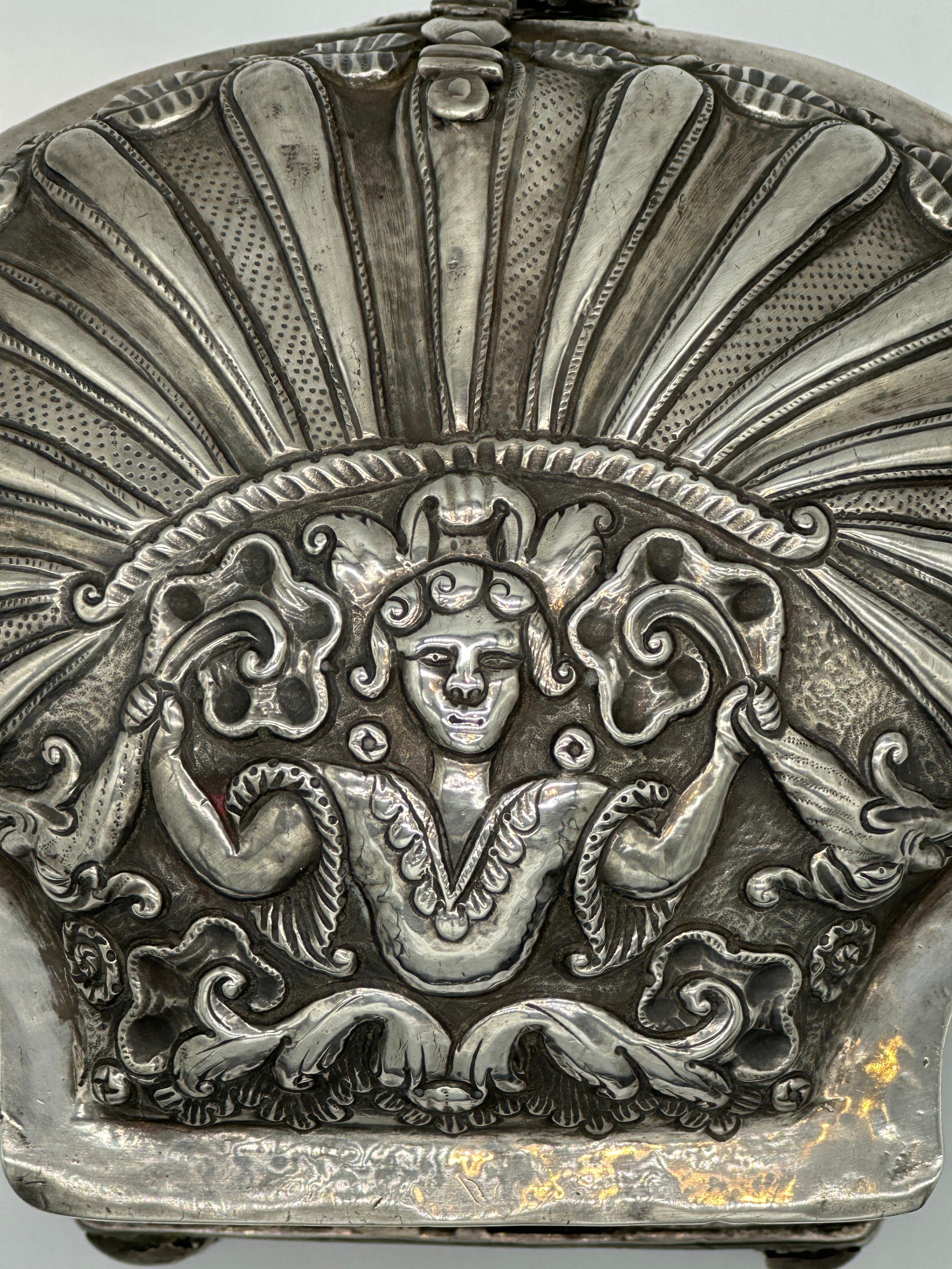 Moulage Rare boîte à herbes (Yerbera) en argent, Haut Pérou, Potosí, c. 1775-90 très repoussé en vente