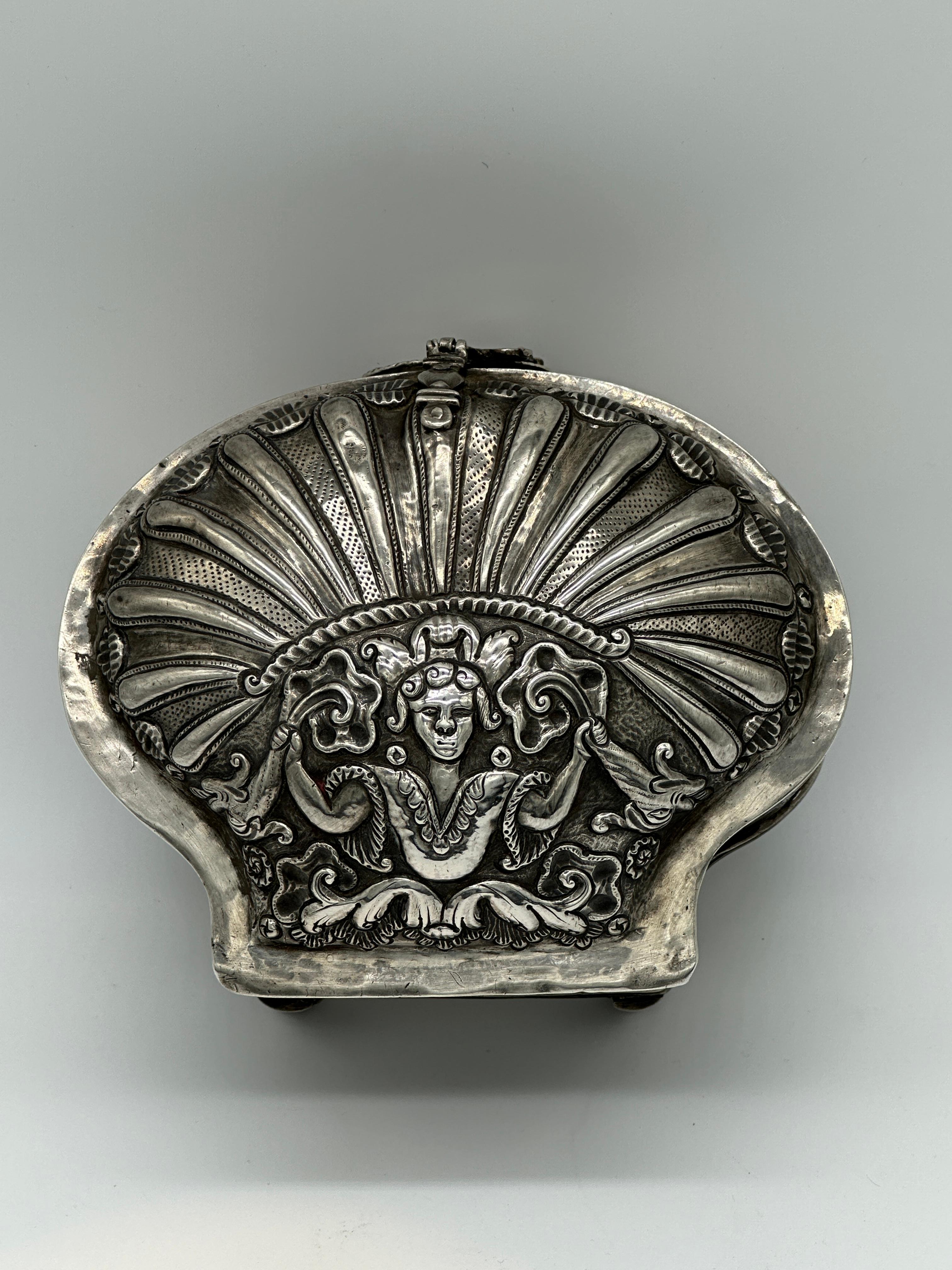 Rare boîte à herbes (Yerbera) en argent, Haut Pérou, Potosí, c. 1775-90 très repoussé Bon état - En vente à Tel Aviv - Jaffa, IL