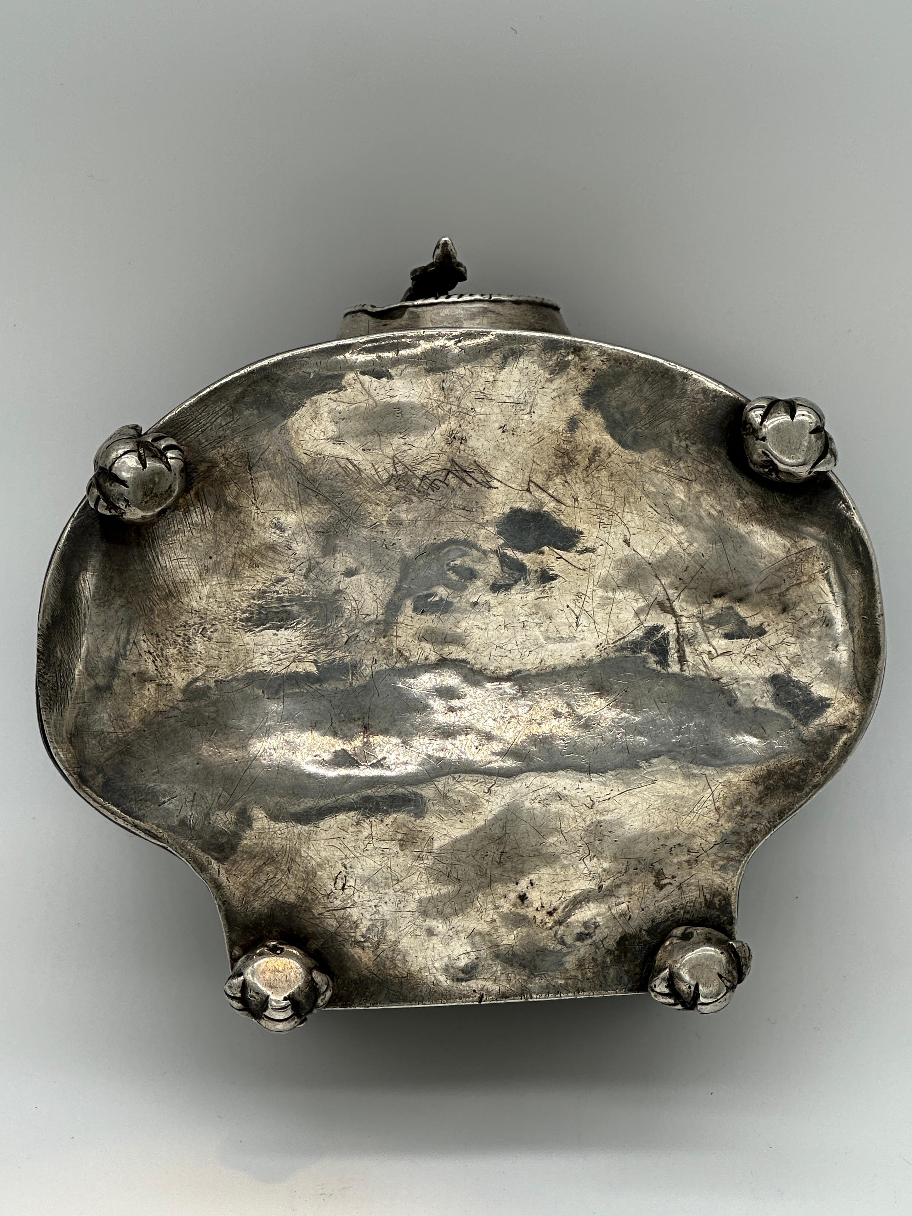 XVIIIe siècle Rare boîte à herbes (Yerbera) en argent, Haut Pérou, Potosí, c. 1775-90 très repoussé en vente