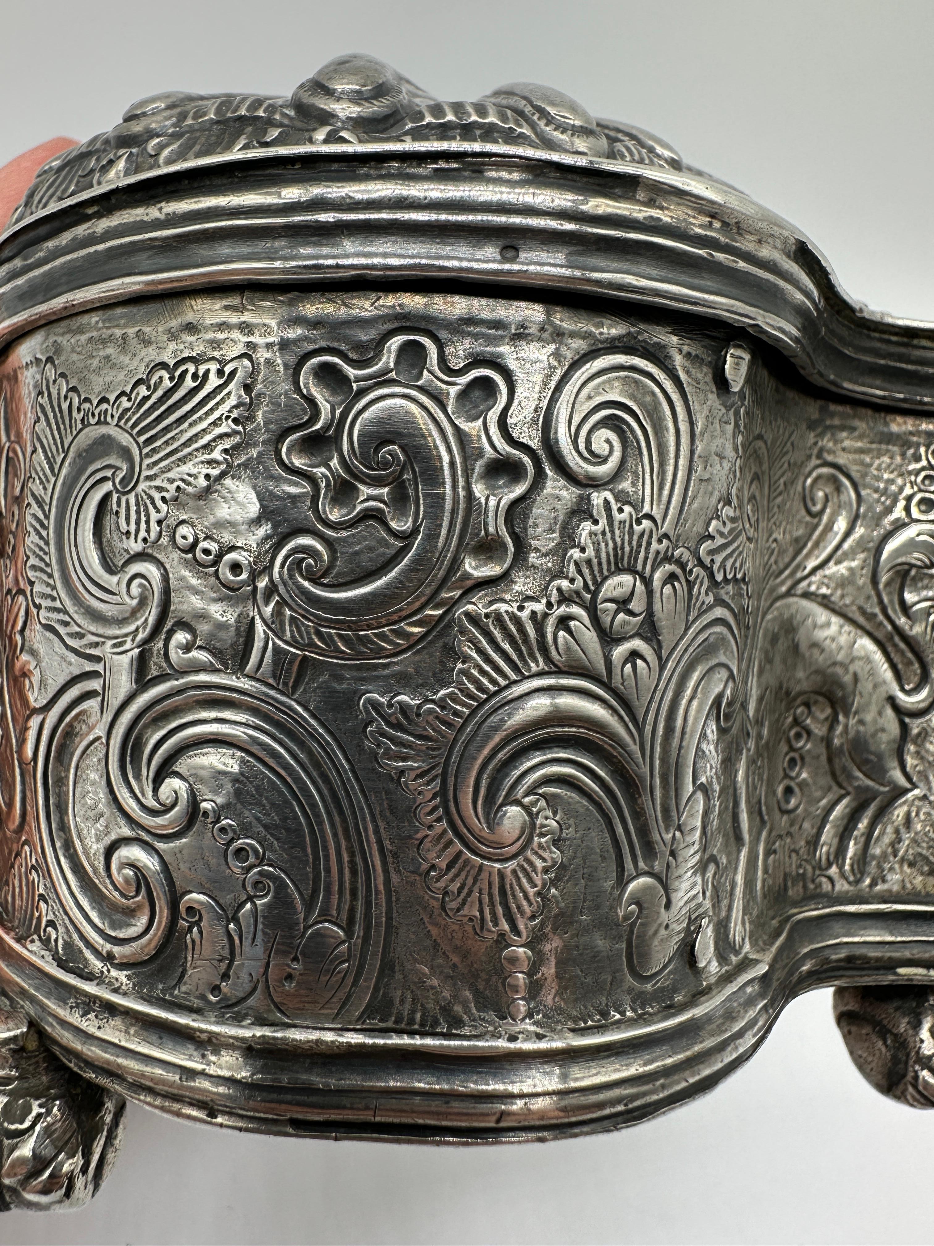 Rare boîte à herbes (Yerbera) en argent, Haut Pérou, Potosí, c. 1775-90 très repoussé en vente 1