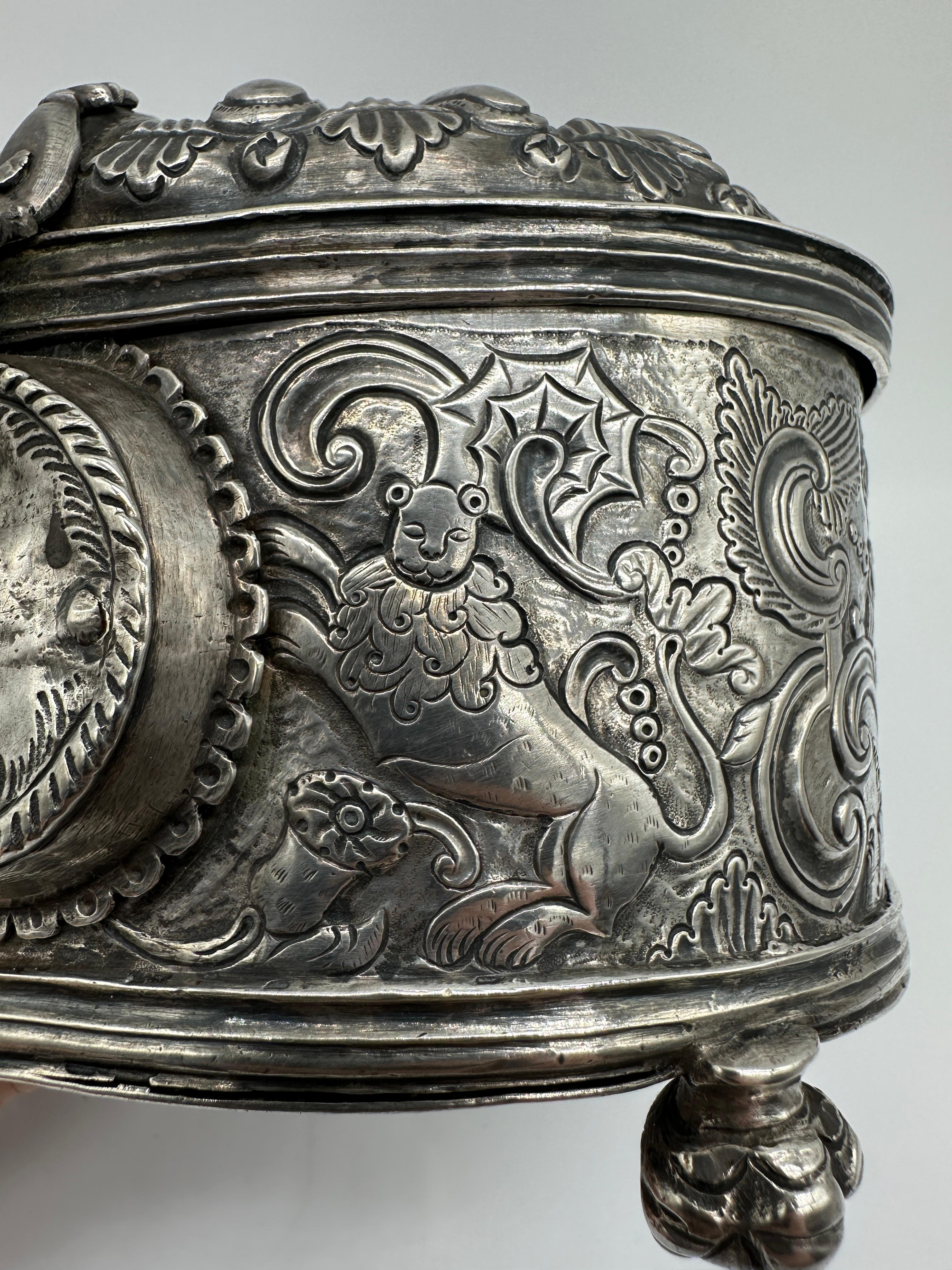 Rare boîte à herbes (Yerbera) en argent, Haut Pérou, Potosí, c. 1775-90 très repoussé en vente 3