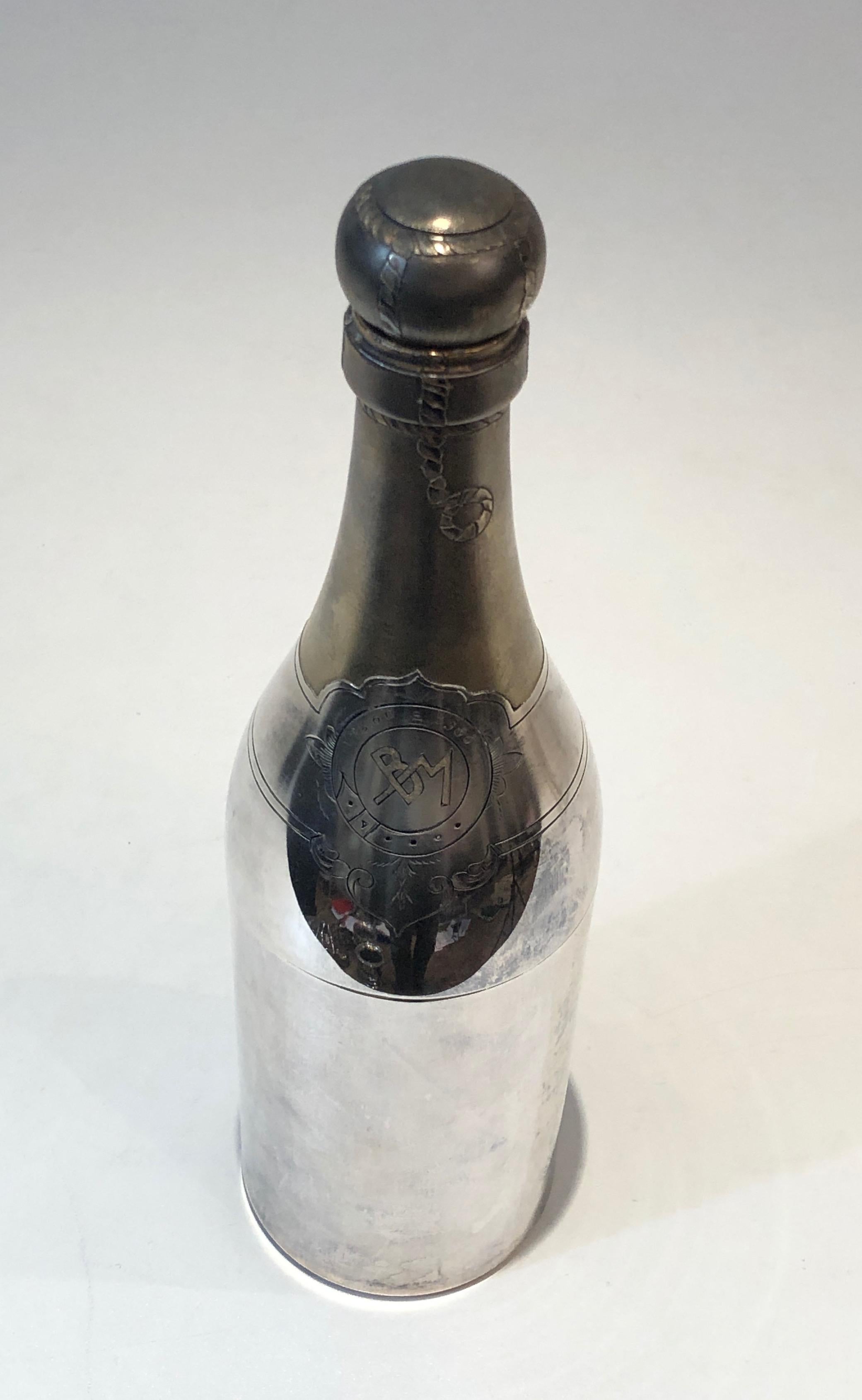 This rare shaker presenting a Champagne bottle is made of silver plated and brass. This is a French work, circa 1930.