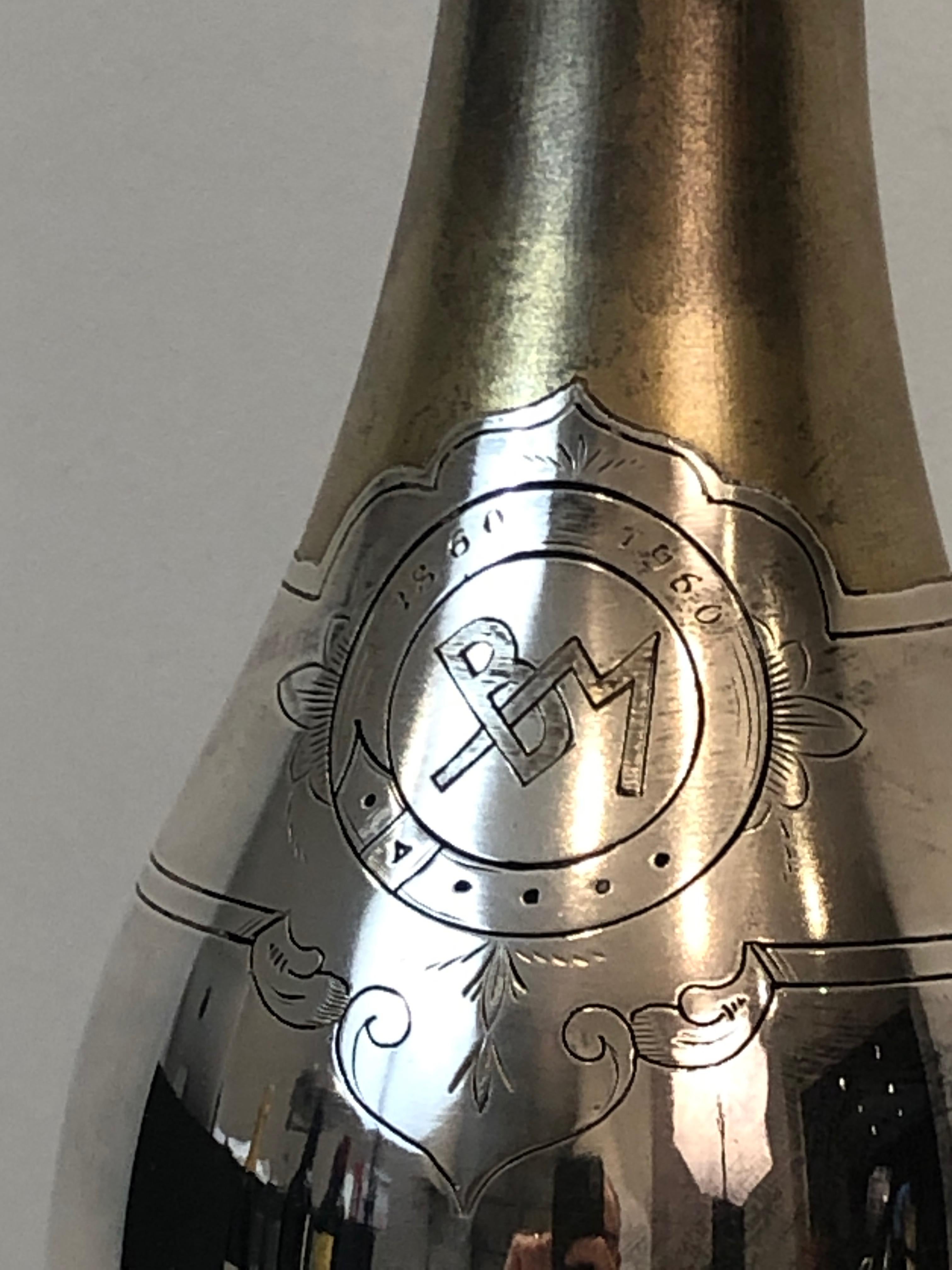 Seltener versilberter und messingfarbener Shaker, der eine Champagnerflasche präsentiert, französisch, um (Versilberung) im Angebot