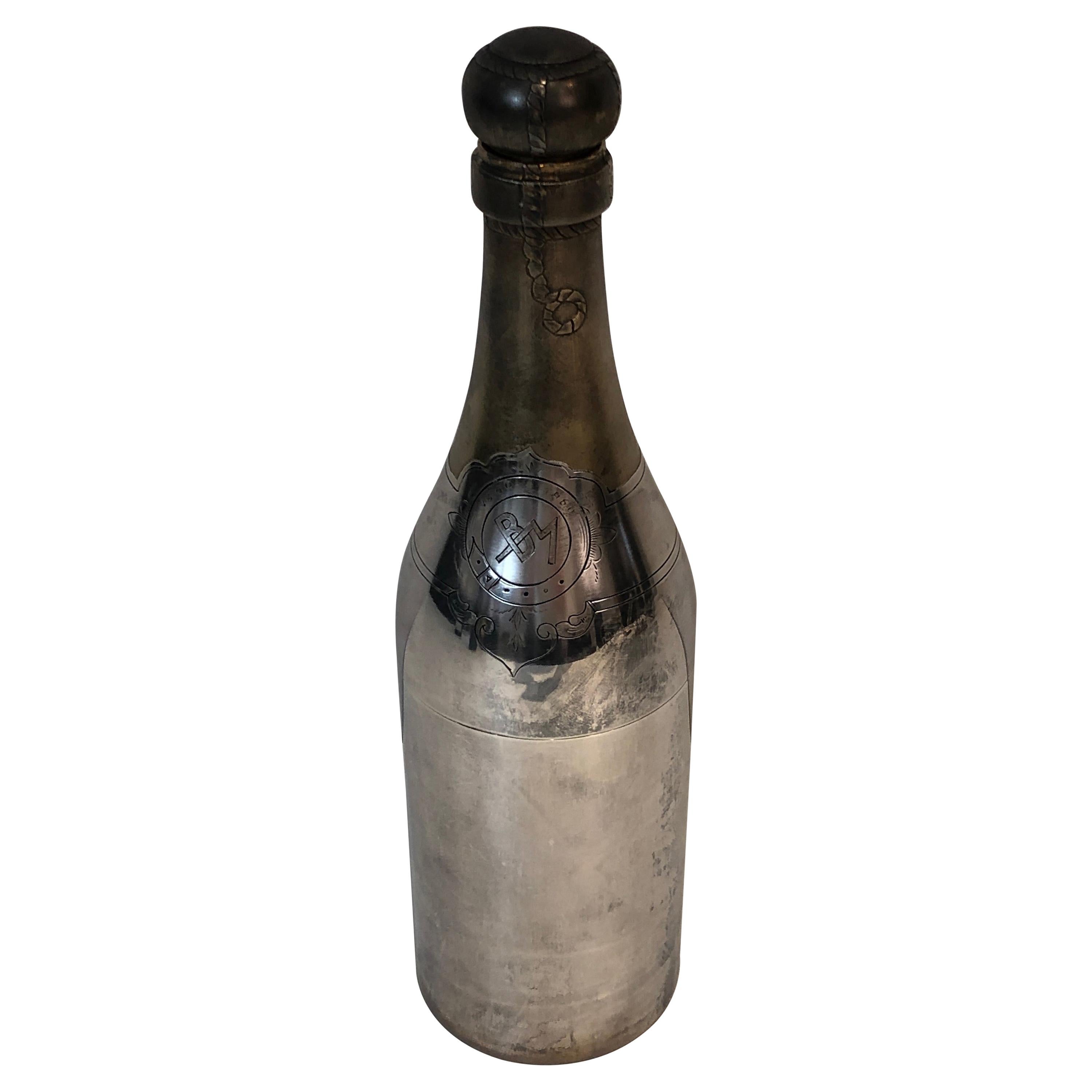 Rare shaker en métal argenté et laiton présentant une bouteille de champagne, français, vers