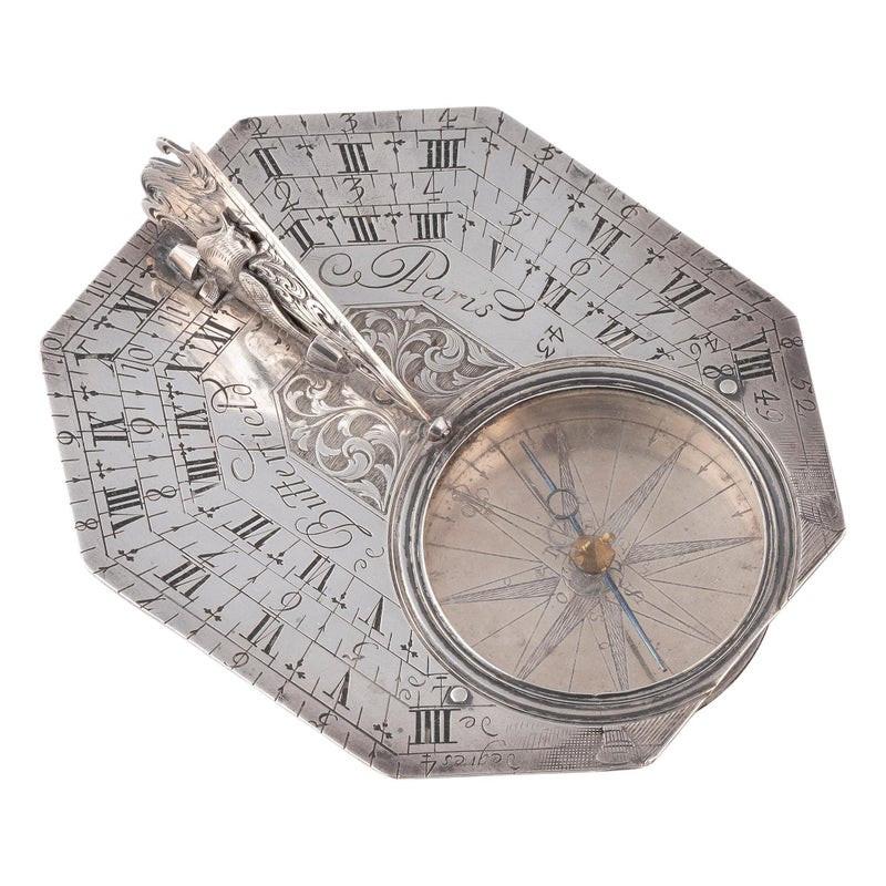 Un magnifique et rare cadran solaire de poche octogonal en argent massif anglo-français avec boussole par Michael Butterfield, vers 1700.

Le cadran solaire est conçu pour une latitude de 44° et pourrait être utilisé dans des lieux du sud de la