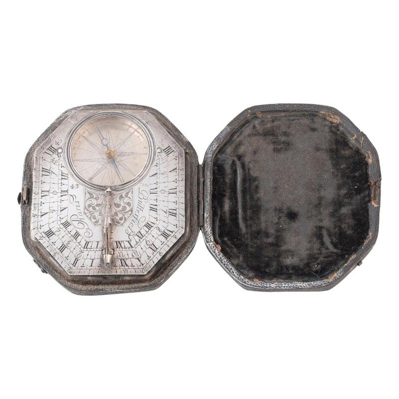 Rare cadran solaire et boussole de poche en Silver par Michael Butterfield Paris Circa 1700 Bon état - En vente à Firenze, IT