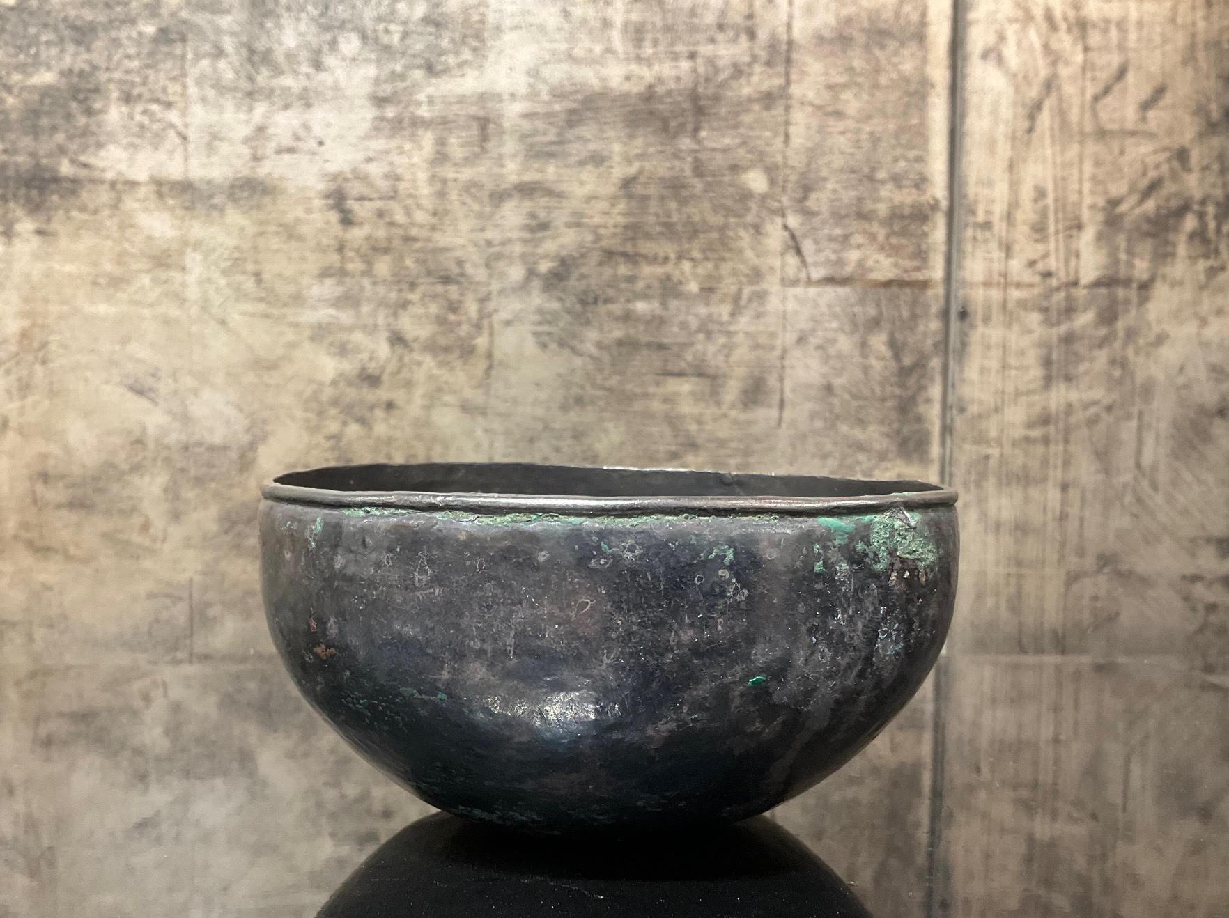 Raro y refinado cuenco de plata del reino de Sukhothai (siglos XI-XIII), probablemente utilizado en un contexto ritual, ya fuera en el entorno de un templo o como preciado objeto personal perteneciente a un miembro de la élite social.

Descubierto