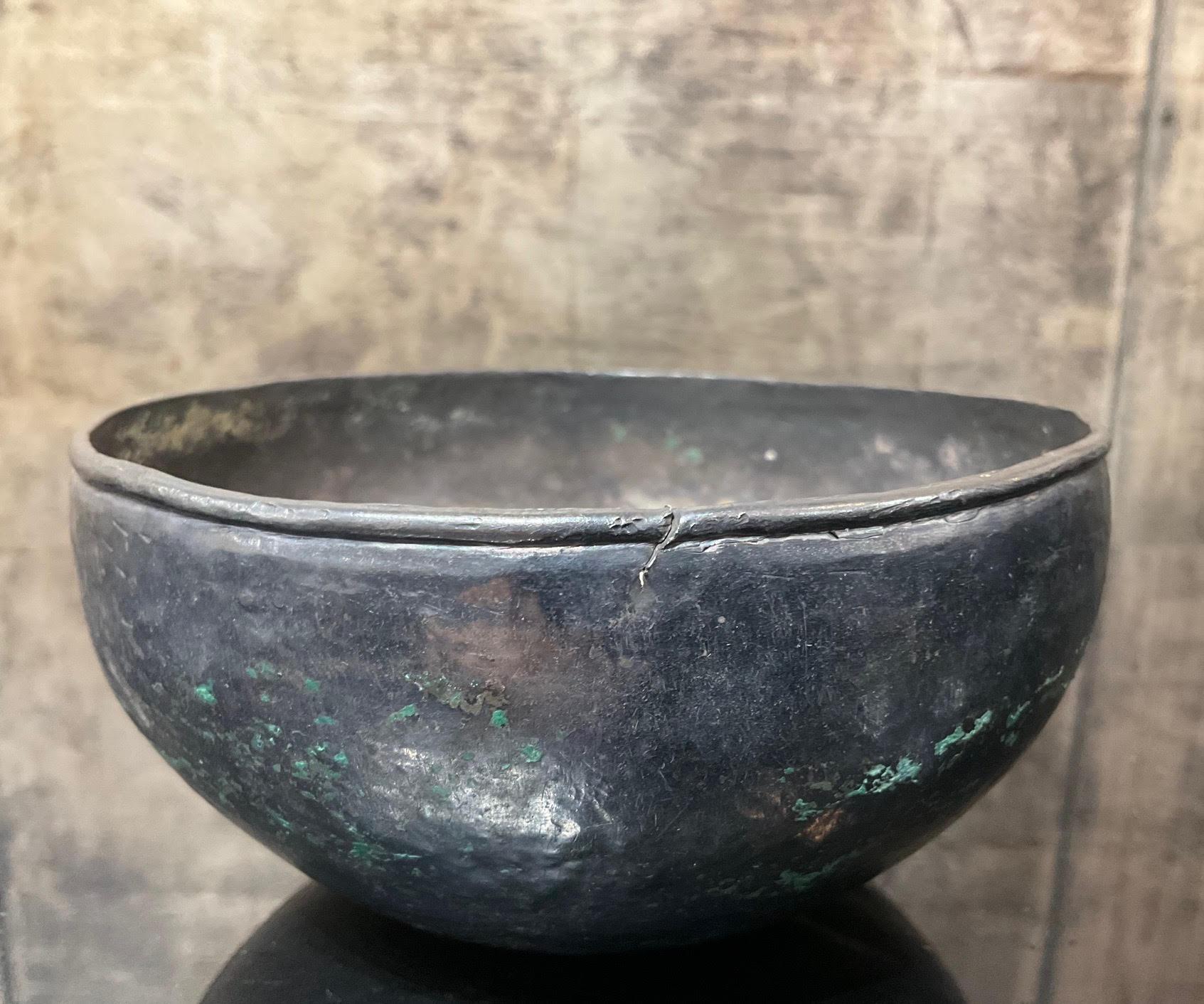 Raro cuenco ritual de plata - Reino de Sukhothai, Siglos XI-XIII Martillado en venta