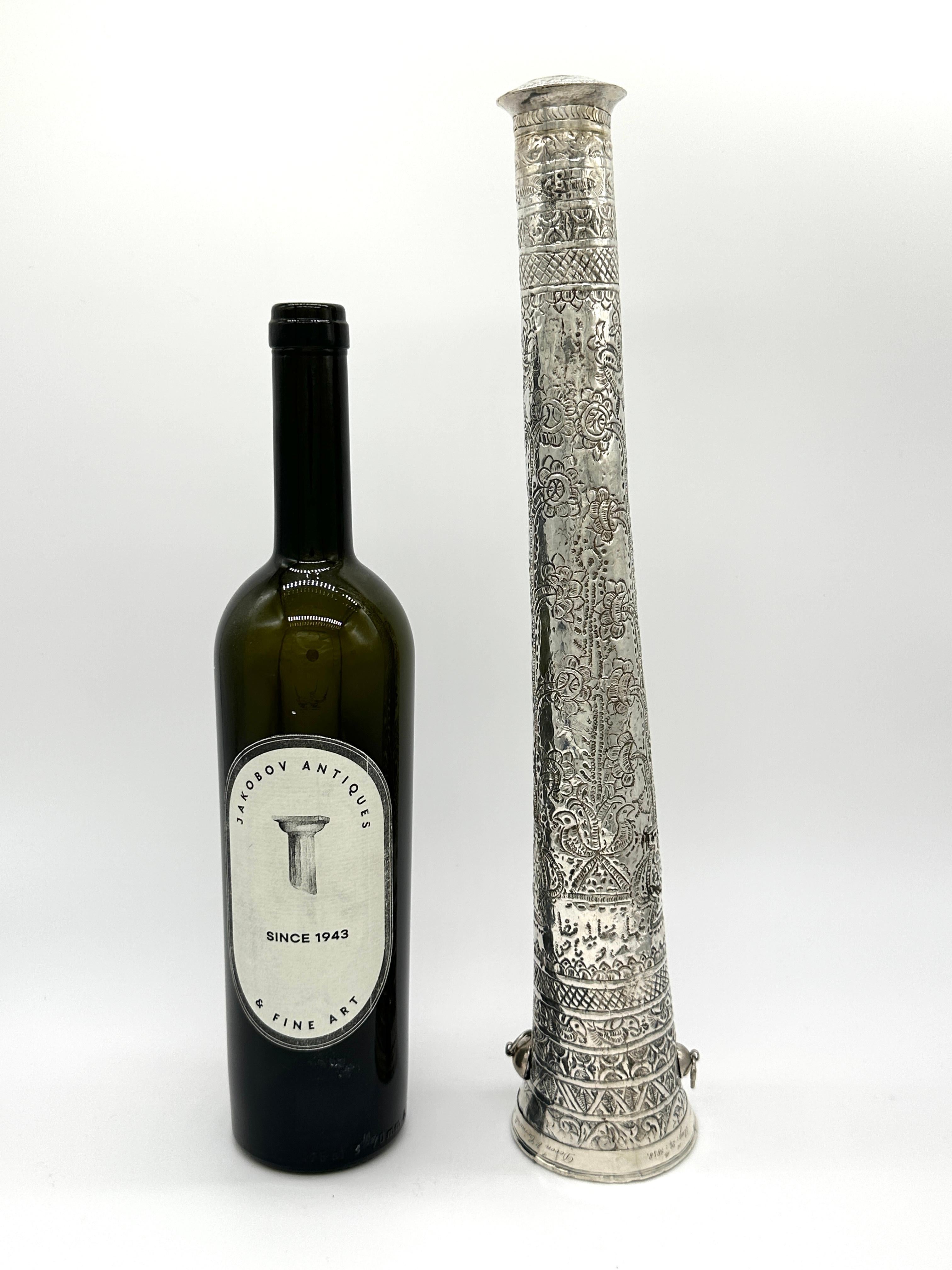 in vendita questo raro e importante oggetto conosciuto come Tantur, realizzato in argento nel XVIII secolo. Questo copricapo conico veniva indossato dalle donne druse e da alcune maronite nelle regioni montuose del Libano o della Siria. È alto,