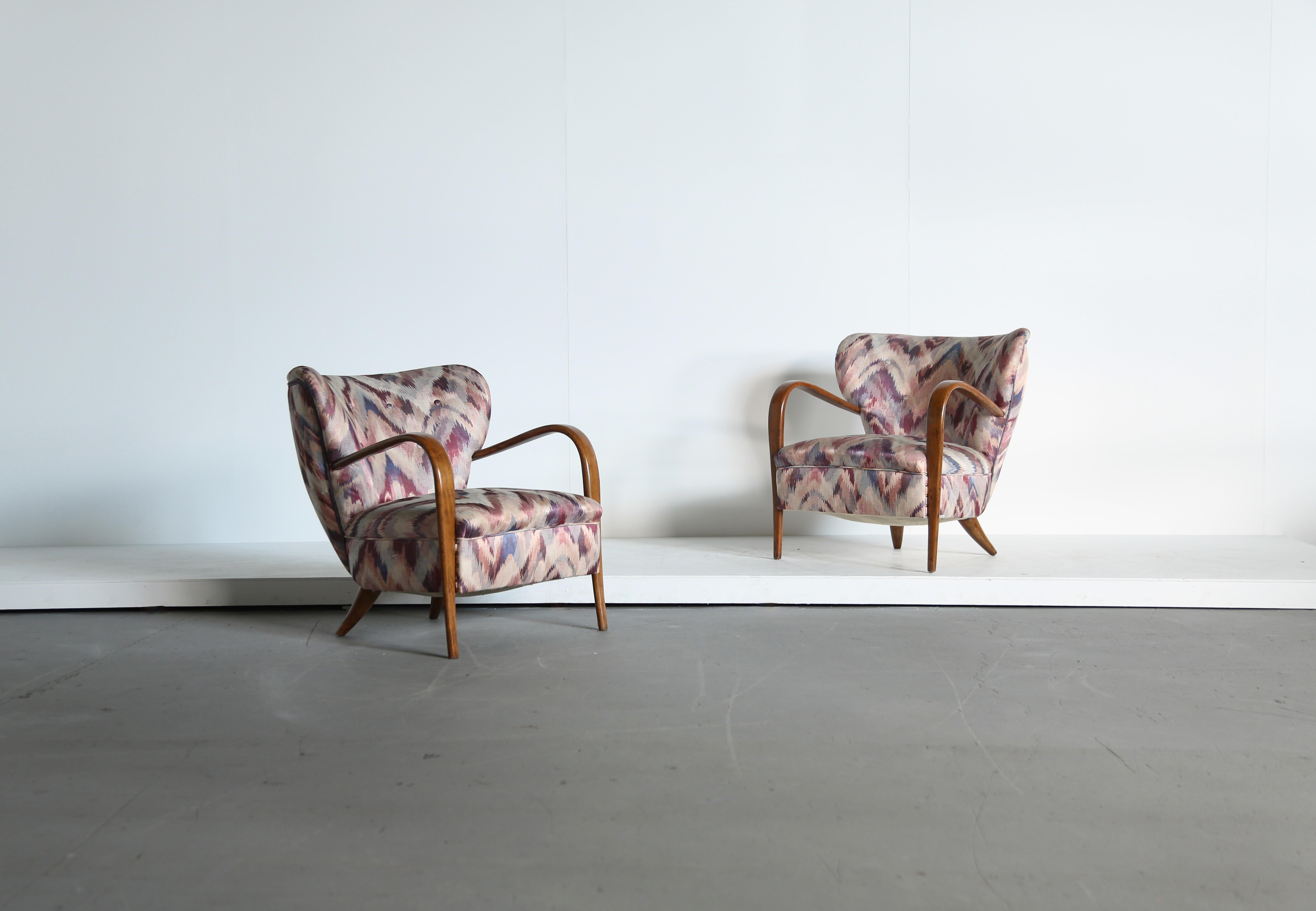 Une paire rare et importante de fauteuils des années 1940 conçus par Silvio Cavatorta. Fabriqué à la main dans l'atelier Cavatorta à Rome.  Probablement retapissé à un moment donné dans le passé.    Le tissu est propre.   Nous pouvons refaire le