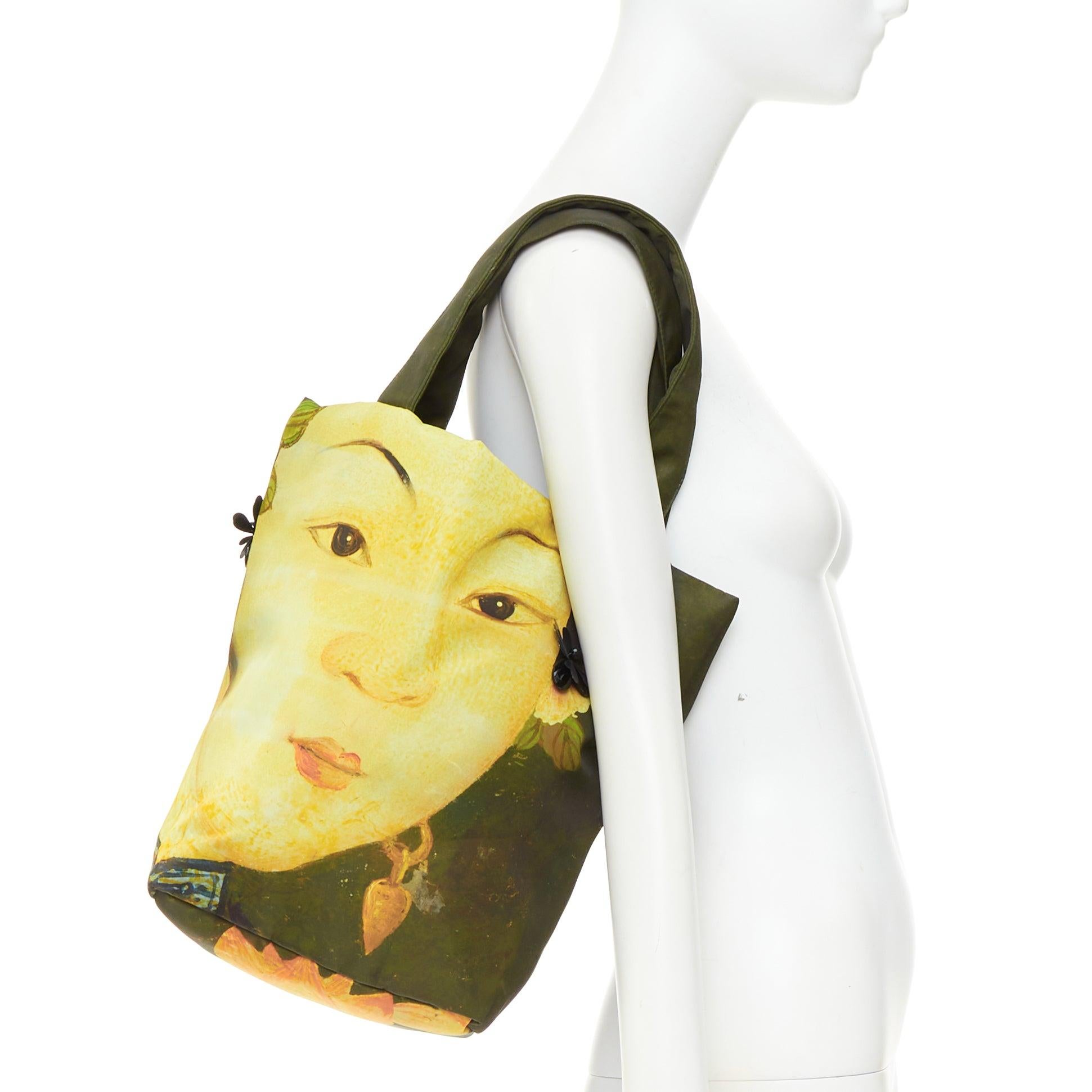 rare SIMONE ROCHA Ming Ming Maiden print embellished green nylon tote bag
Référence : ECLO/A00141
Marque : Simone Rochas
Collection : 2019
Matériau : Polyester
Couleur : vert, jaune
Motif : Impression photographique
Doublure : Tissu noir
Détails