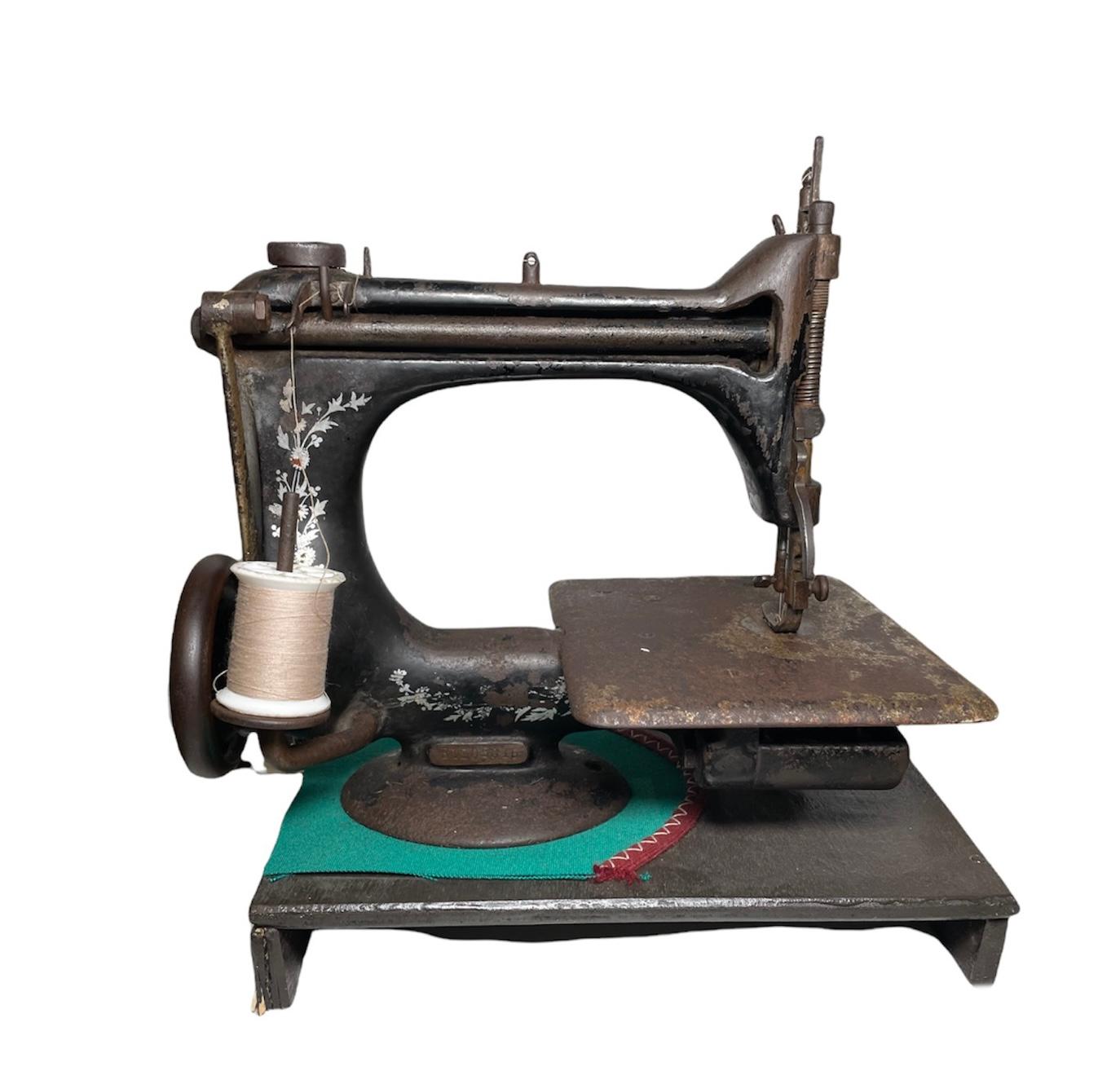 Machine-Made Rare Singer Model 24 Chain Stitch Small Sewing Machine For Sale