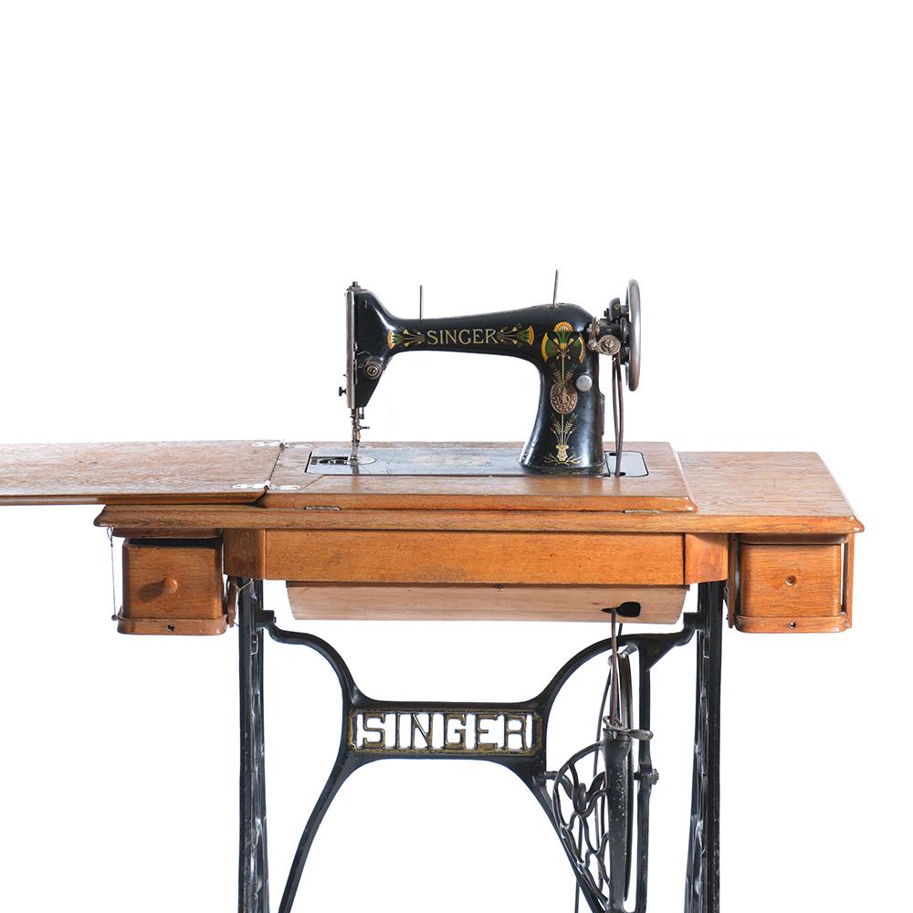 Arts and Crafts Rare Singer Sewing Table with the Machine, 1908 Wittenberge Factory in Germany For Sale