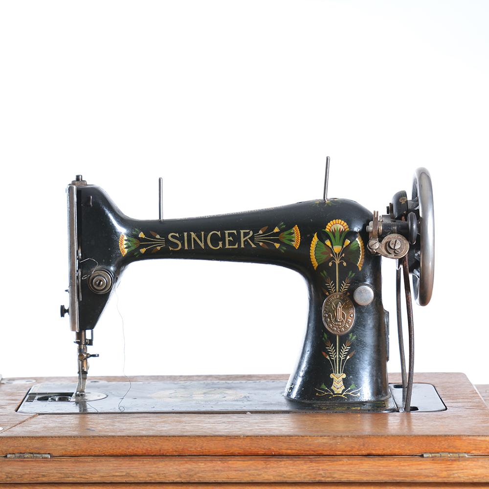Rare Singer Sewing Table with the Machine, 1908 Wittenberge Factory in Germany In Good Condition For Sale In Zohor, SK