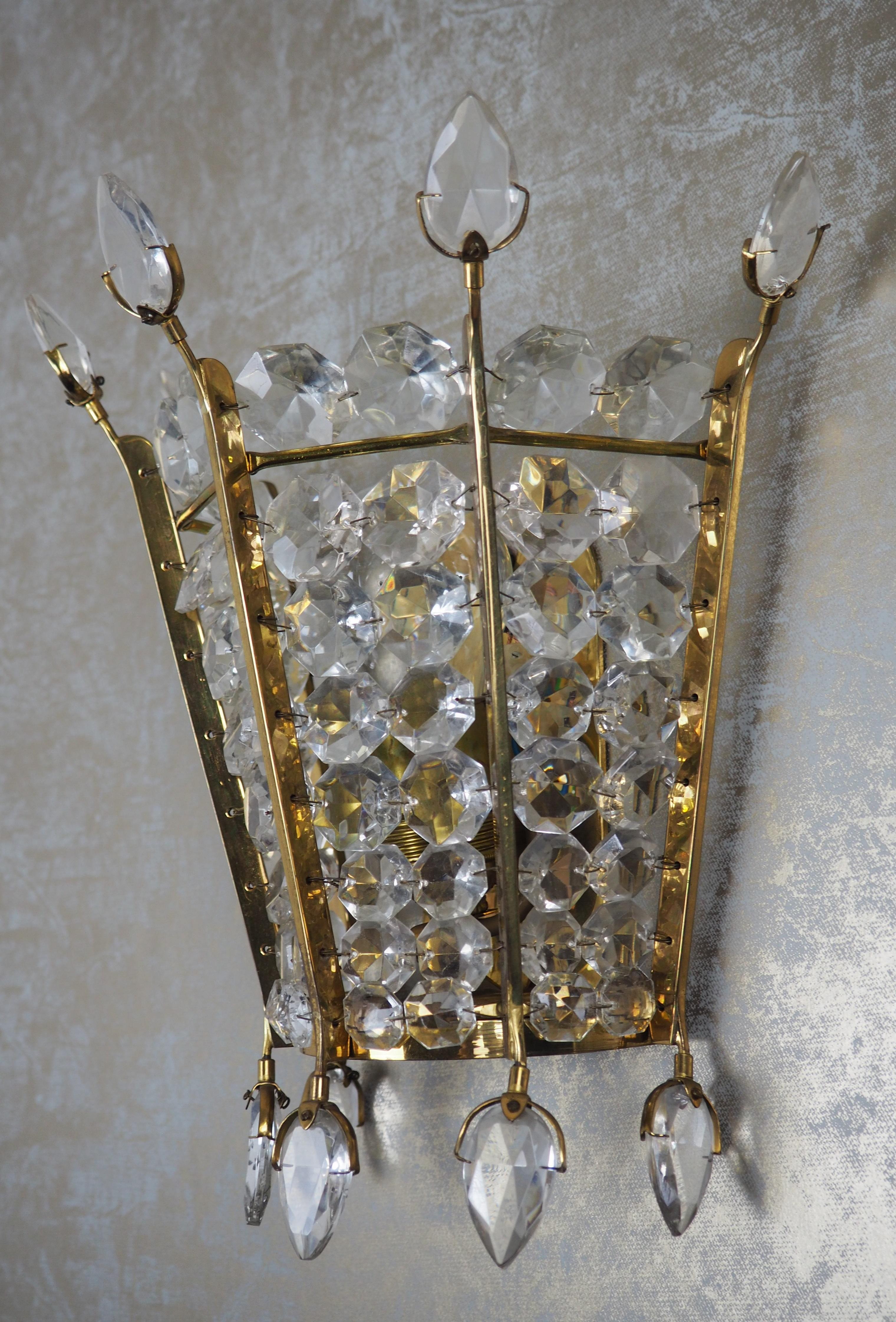 Mid-Century Modern Rare Single Crystal and Brass Wall Sconce by Bakalowits, Austria, circa 1950s