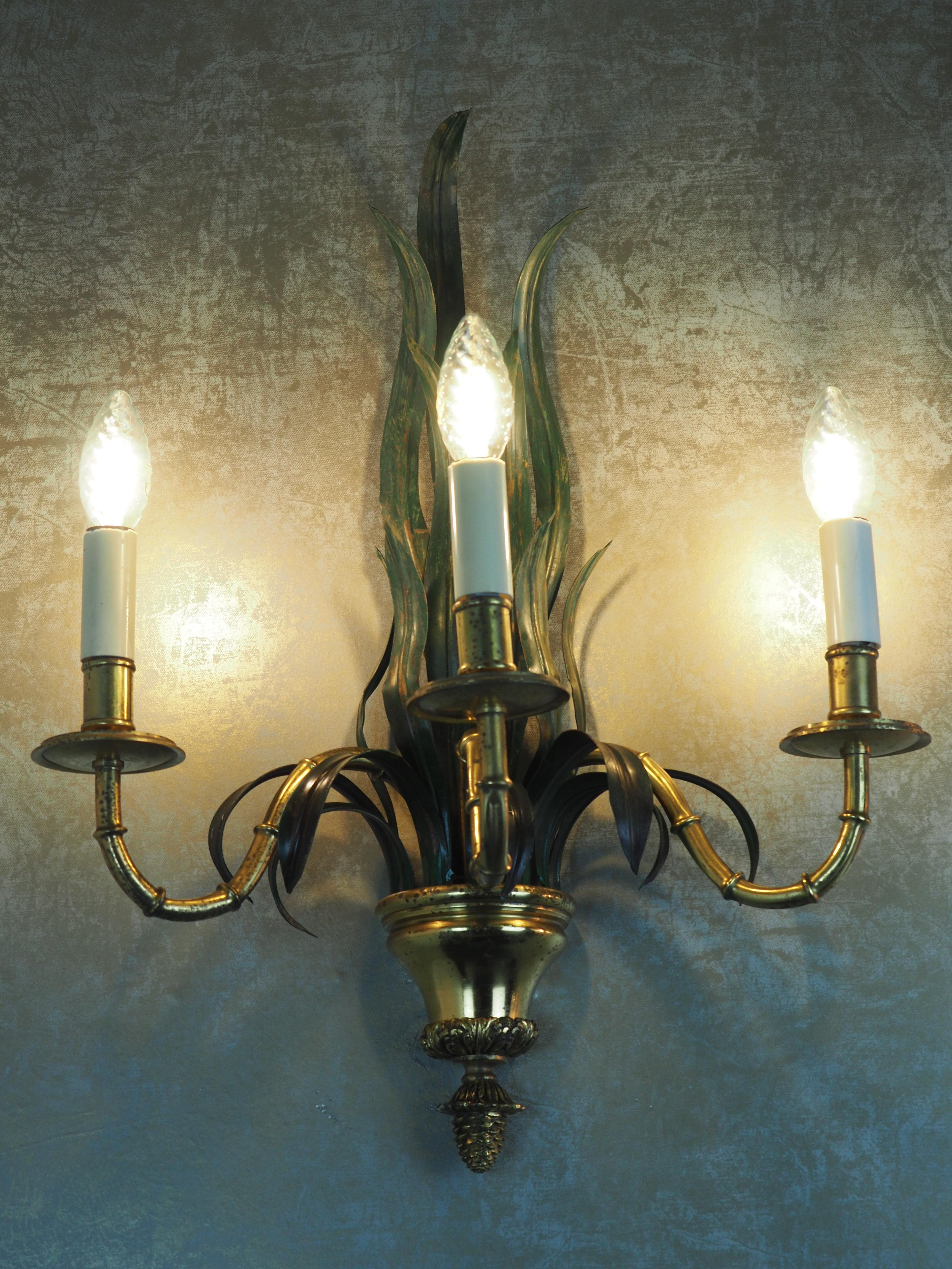 An iconic neoclassical wall light bamboo palm tree sconce, by Maison Baguès, Paris, circa 1970s.
This wall light is made of solid bronze and lacquered brass leaf. Great patina.
Socket: three x e14 for standard screw bulbs.



  