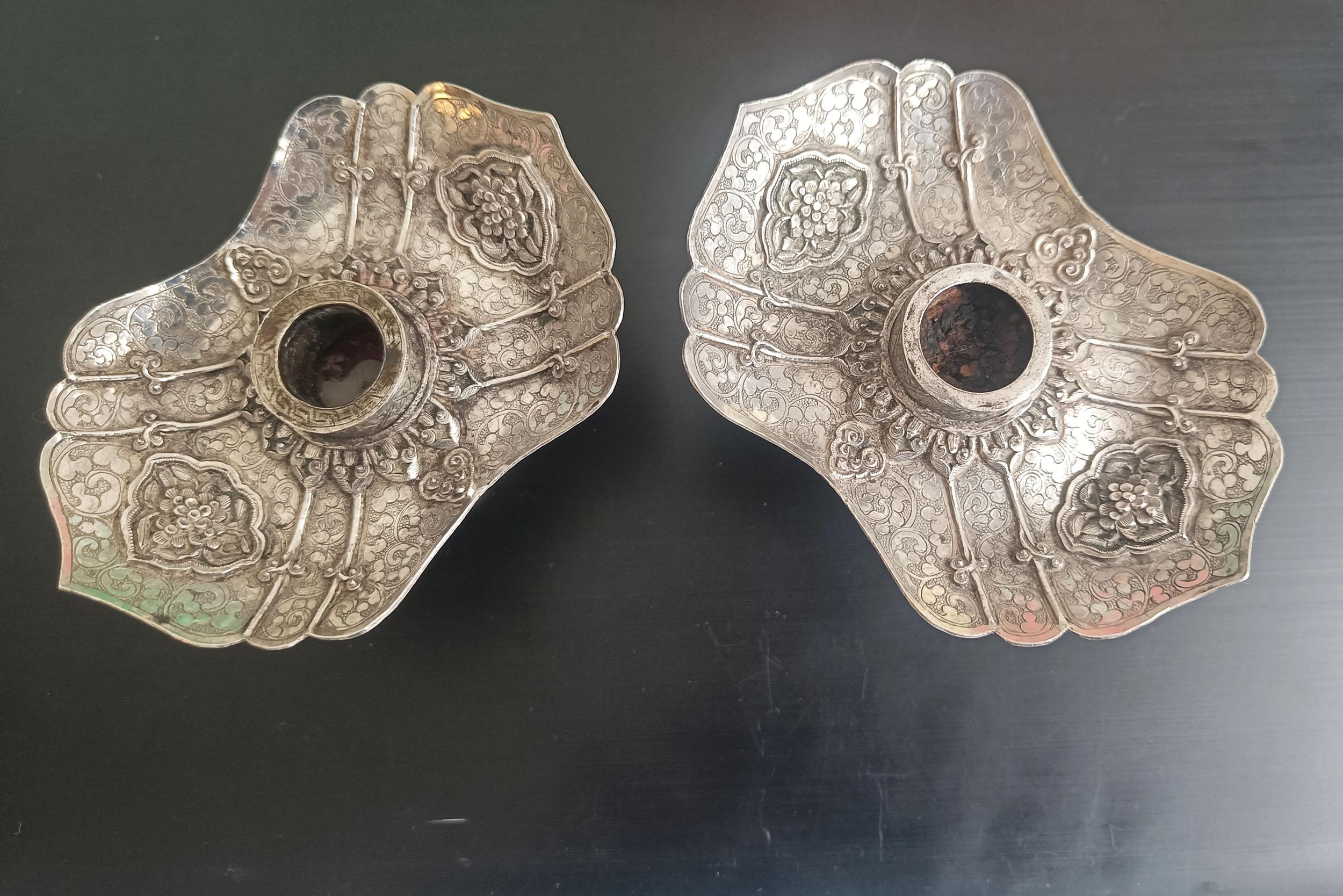 Seltene sino-tibetische Silber Ritual Lampenständer Tibet Himalaya - Kerzenhalter (Tibetisch) im Angebot