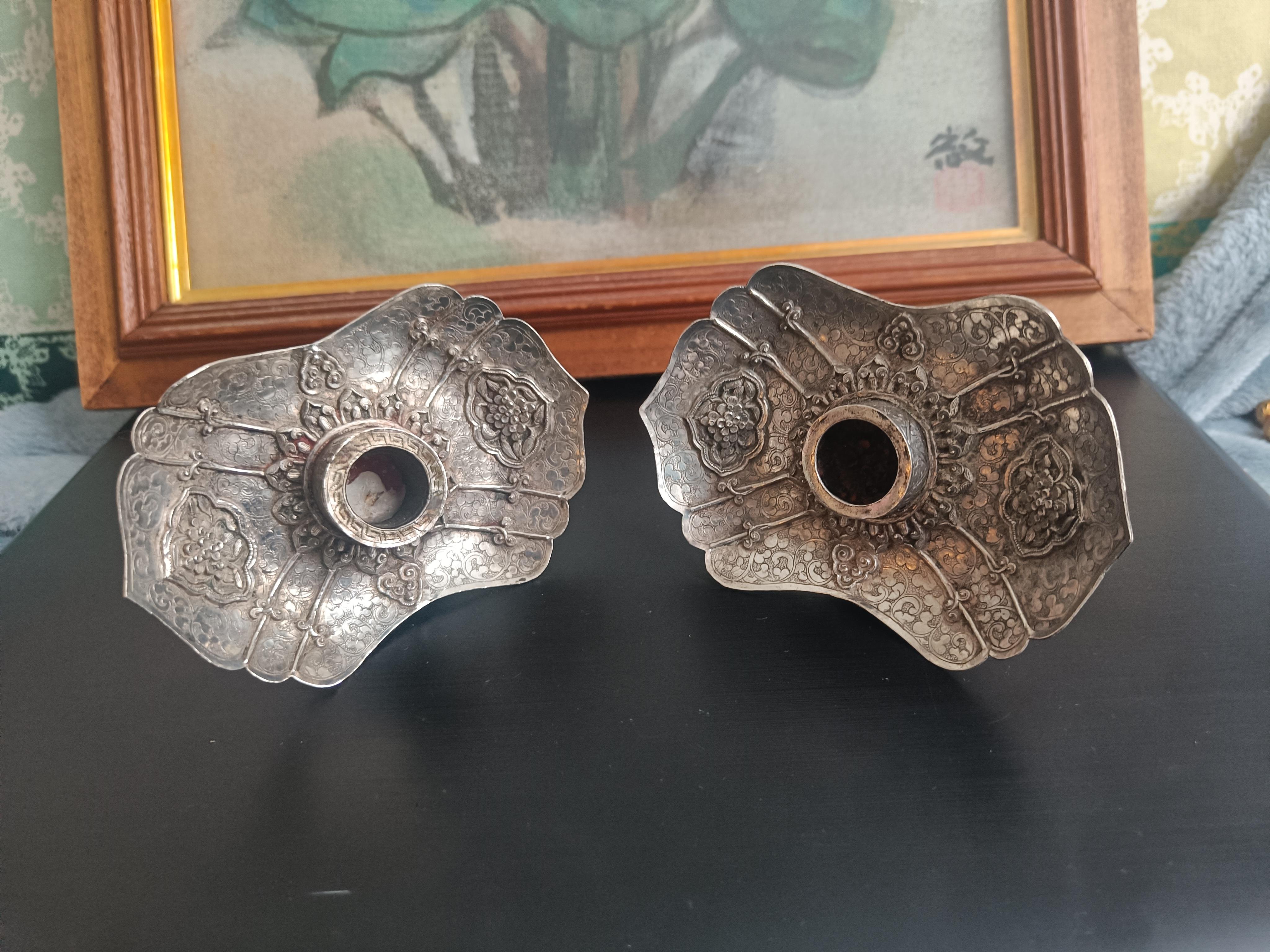 Seltene sino-tibetische Silber Ritual Lampenständer Tibet Himalaya - Kerzenhalter (Gehämmert) im Angebot