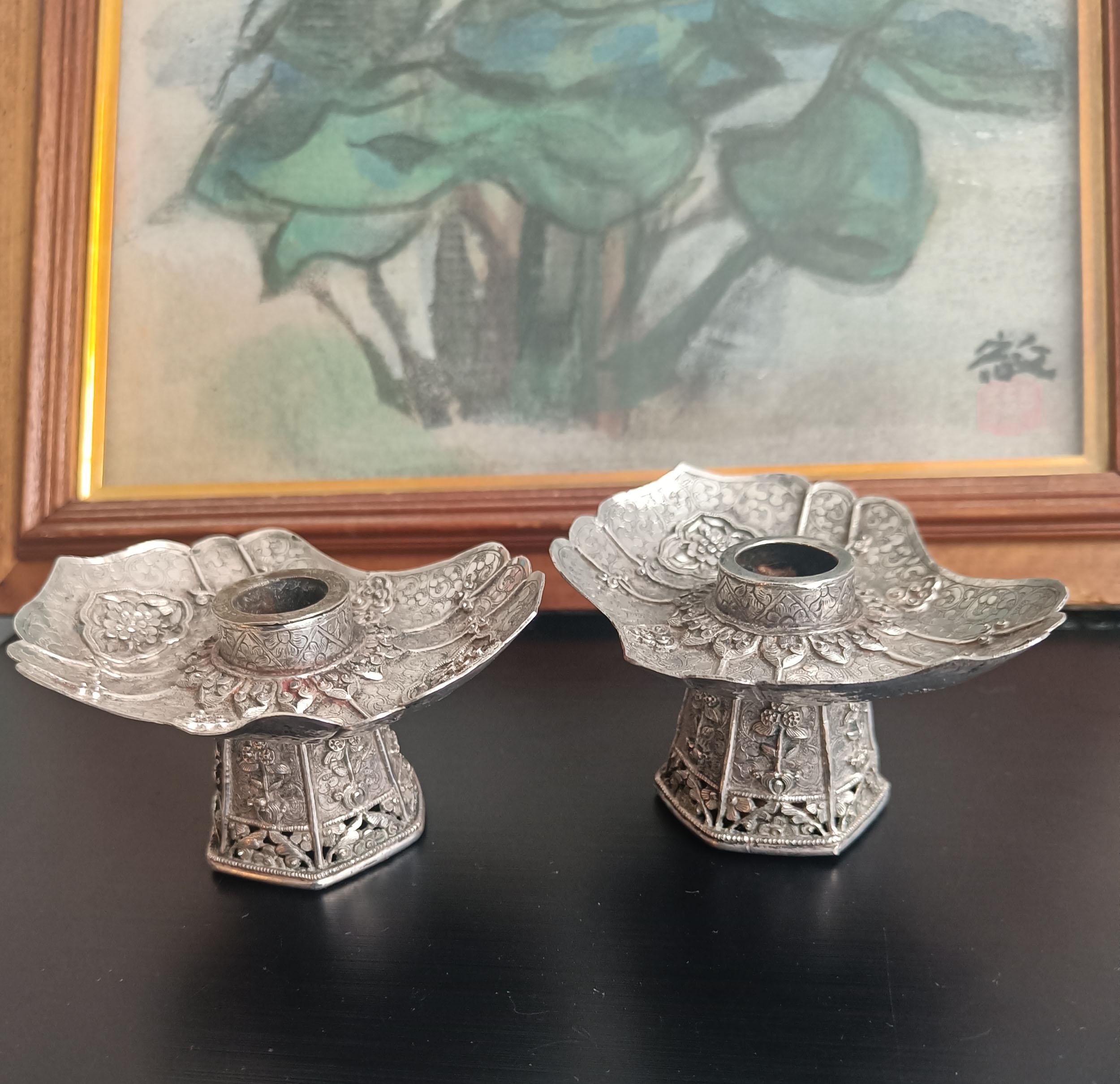 Seltene sino-tibetische Silber Ritual Lampenständer Tibet Himalaya - Kerzenhalter (20. Jahrhundert) im Angebot