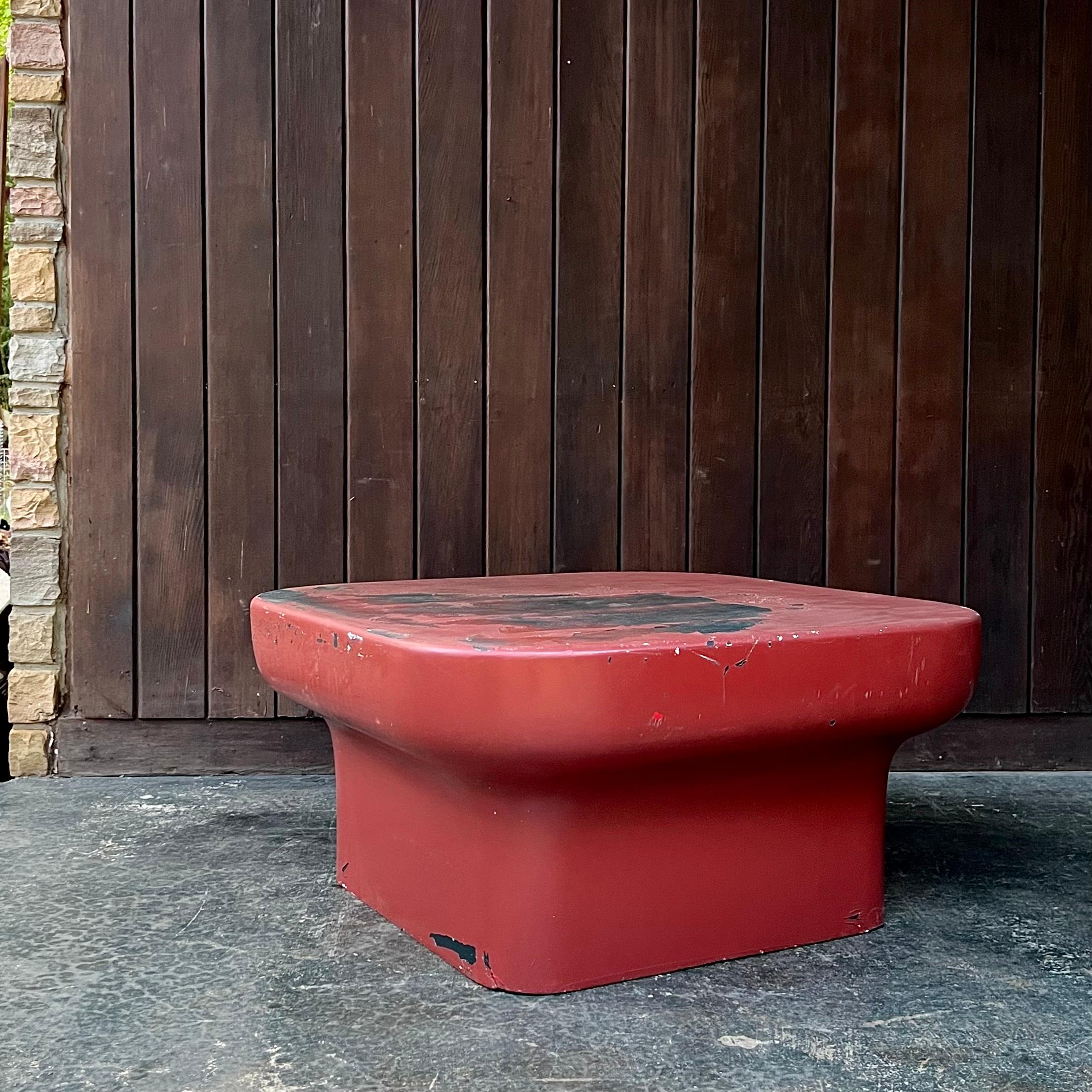 Douglass Deeds per Architectural Fiberglass, Los Angeles California. Raro tavolo basso Sintoform.  
34 X 34 X 16,75 pollici
Pesanti perdite di finitura, alcune perdite di fibra di vetro e scheggiature sul bordo inferiore in due aree angolari, e
