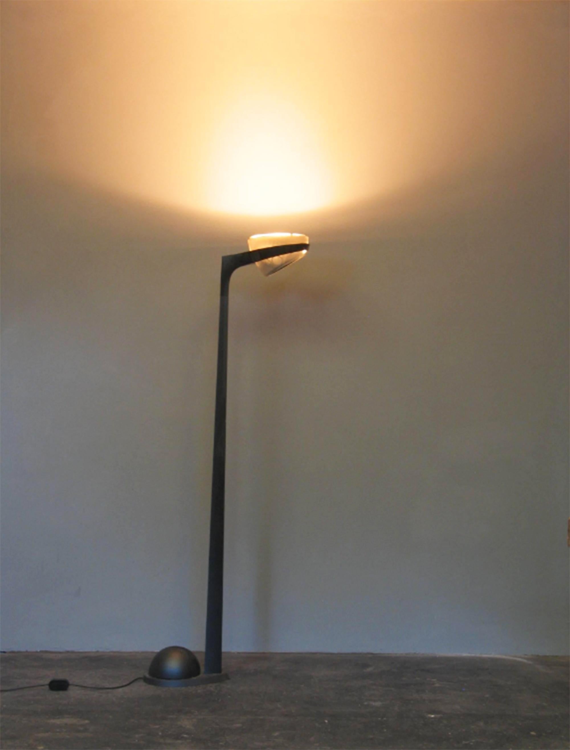 Extremely rare 'Sistema Grall' floor lamp manufactured by Arteluce, designed by Ferrari, Luciano Pagani, and Angelo Perversi in charcoal grey metal (base textured, pole and headstand in glossy coated finish) and glass.

Awarded with the Compasso