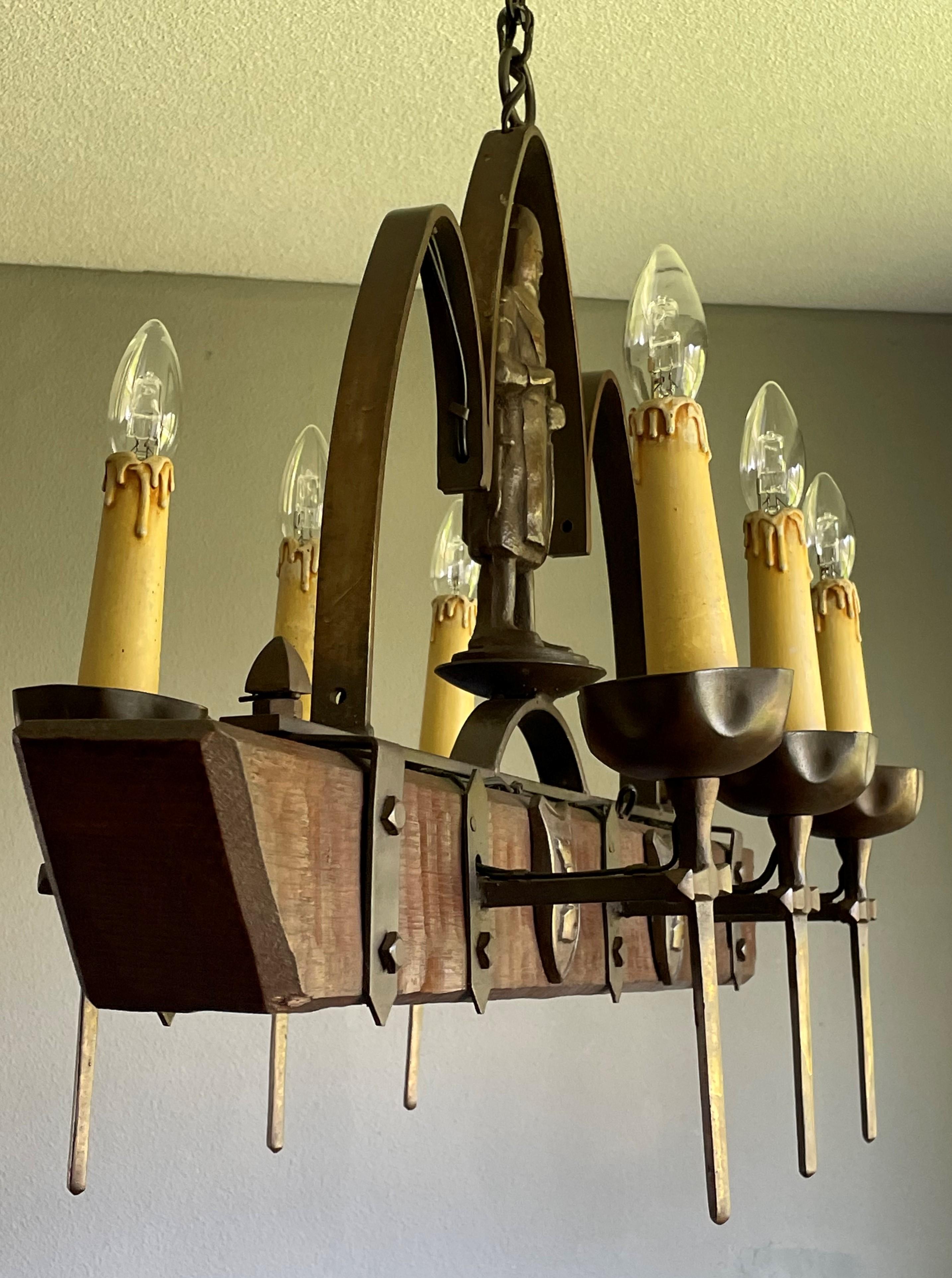 Rare lustre néo-gothique à six lumières avec chevaliers, épées et crêtes en bronze en vente 10
