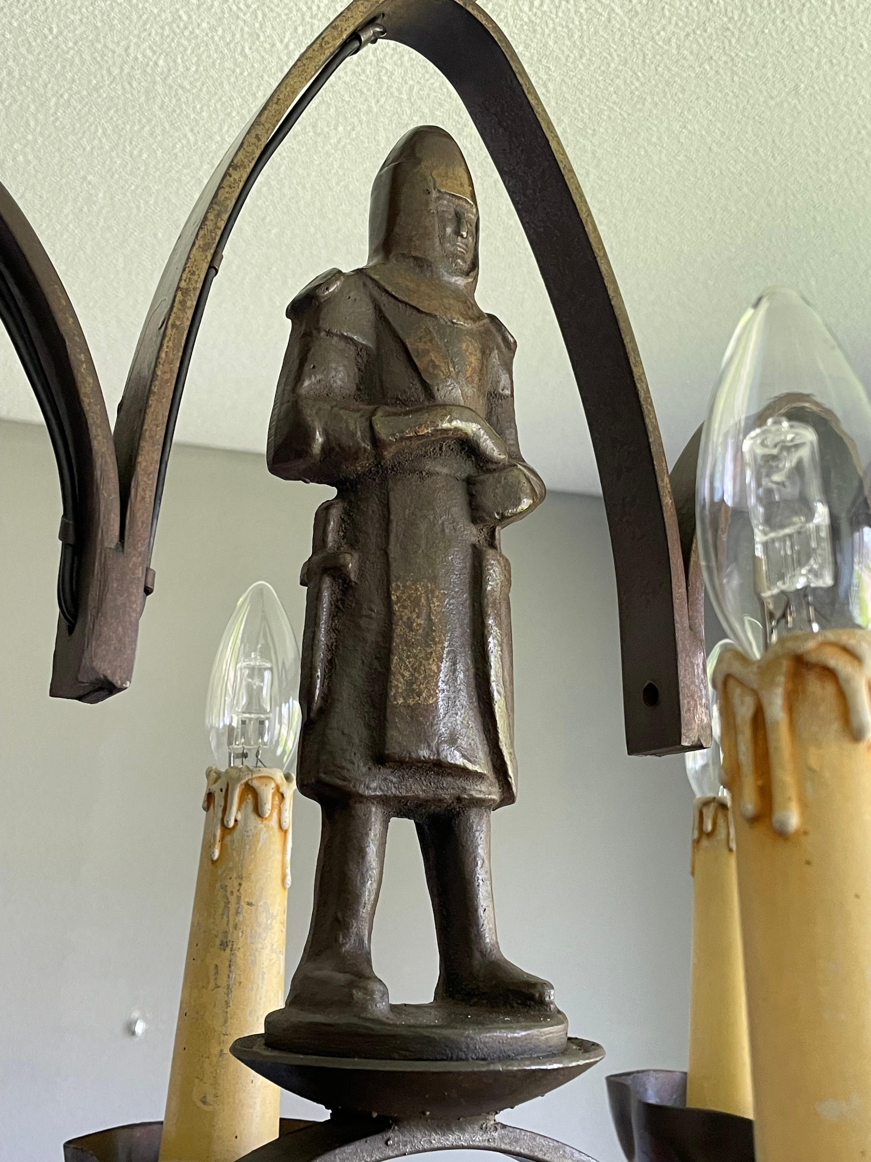 Européen Rare lustre néo-gothique à six lumières avec chevaliers, épées et crêtes en bronze en vente