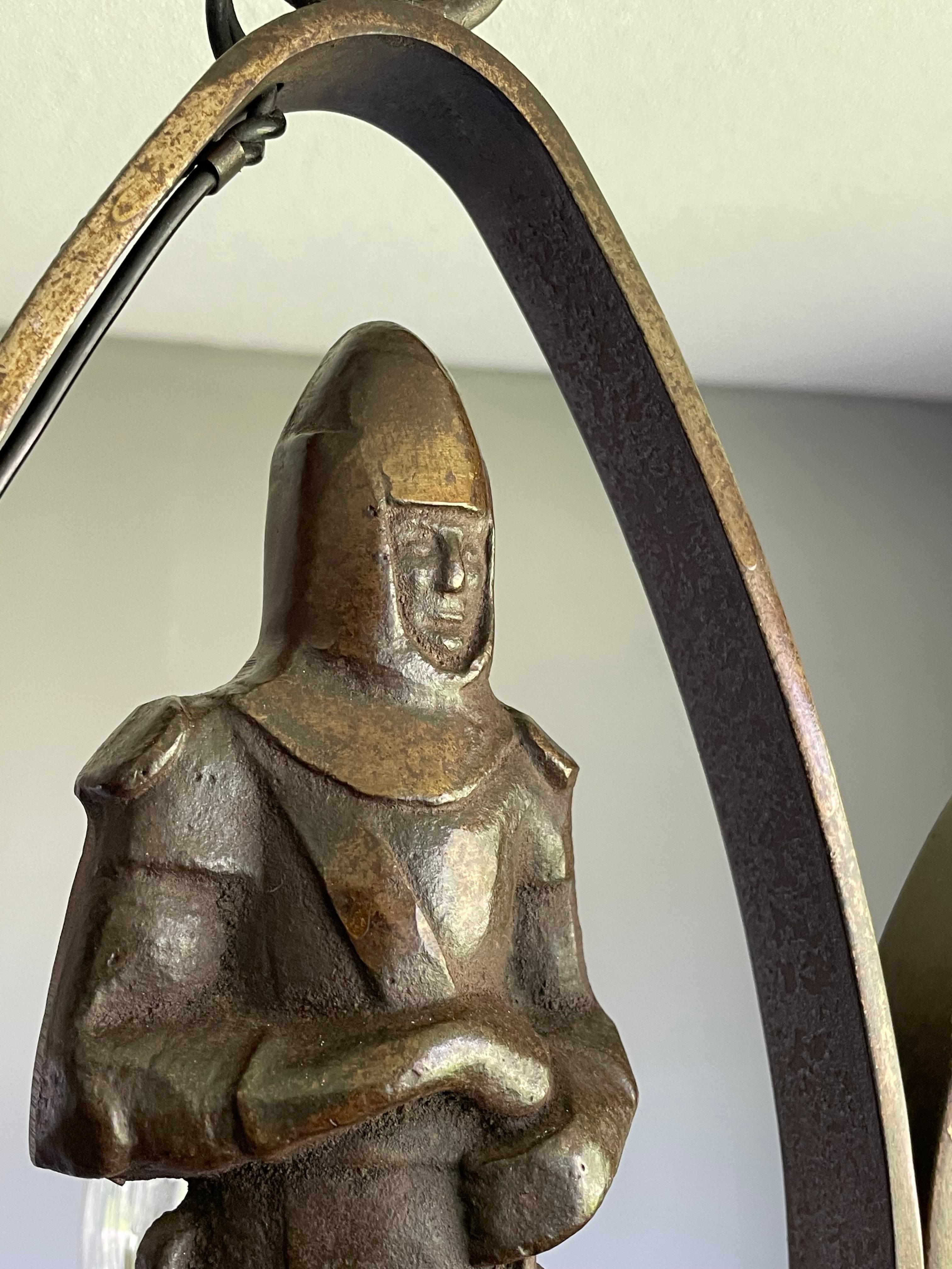 Effet bronze Rare lustre néo-gothique à six lumières avec chevaliers, épées et crêtes en bronze en vente